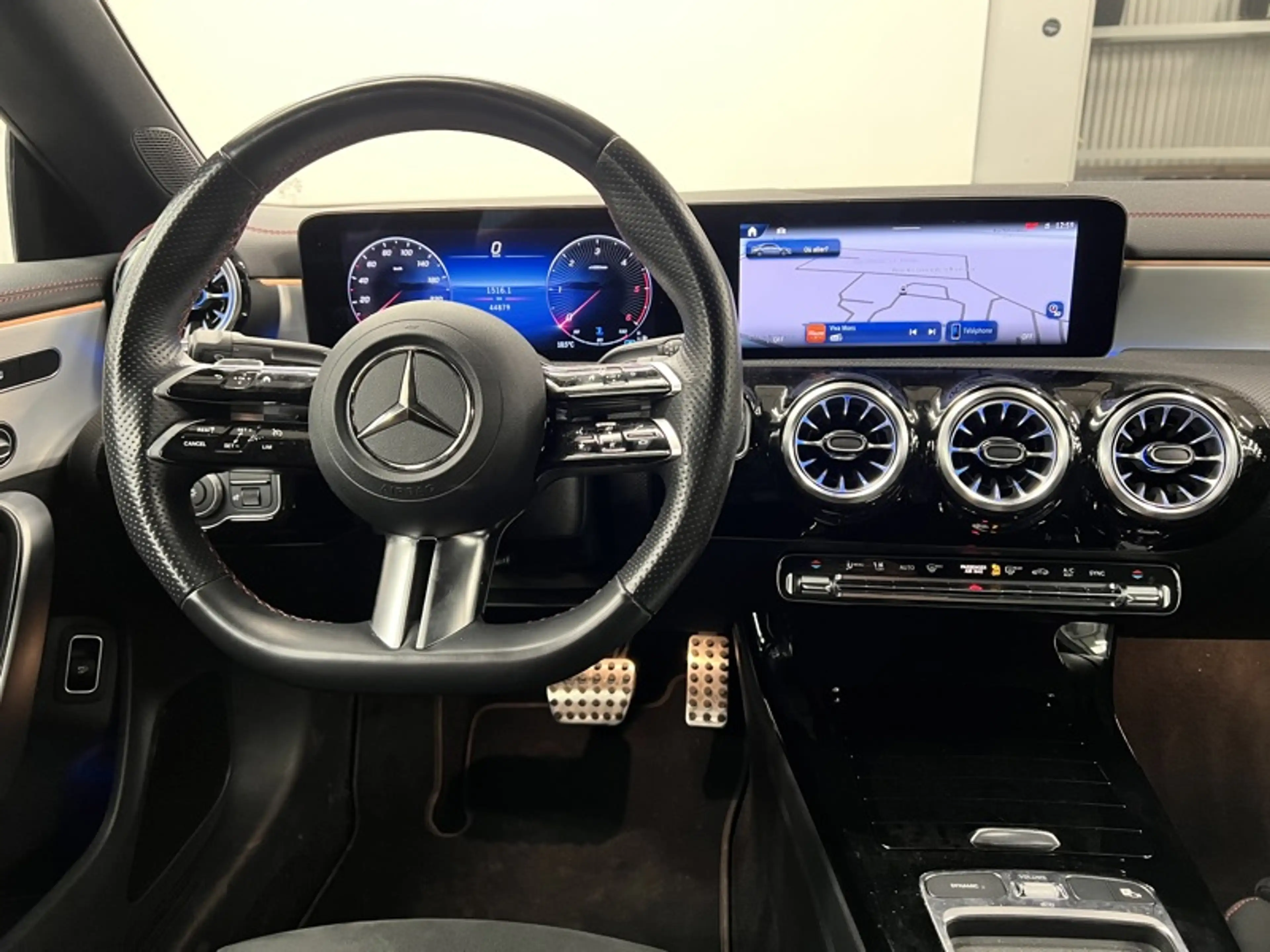 Mercedes-Benz CLA 180 d Coupé AMG Pack Night Pano — photo 9