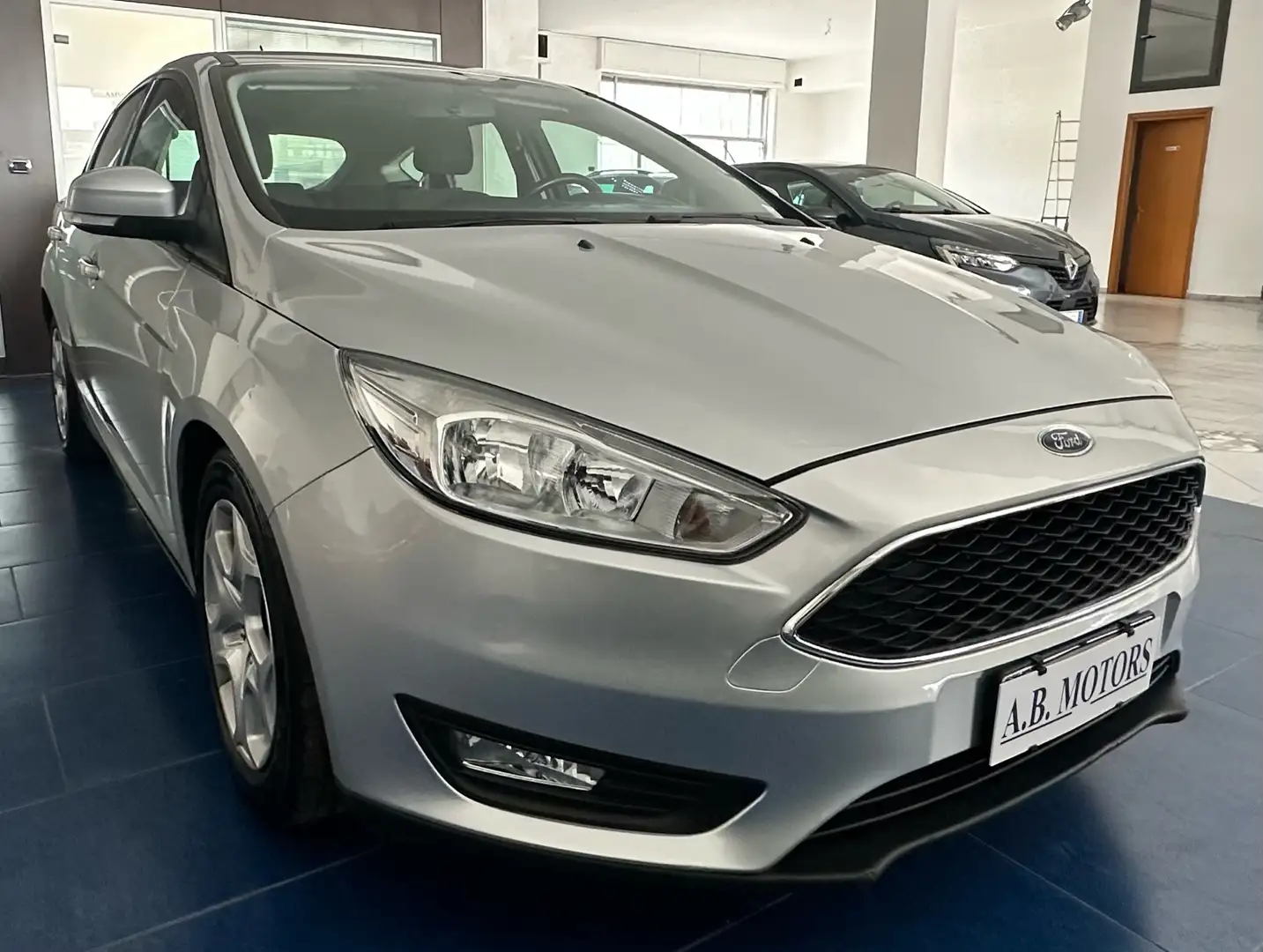 Ford Focus Focus 5p 1.5 tdci Business s AUTO PERFETTA... Zilver - 1