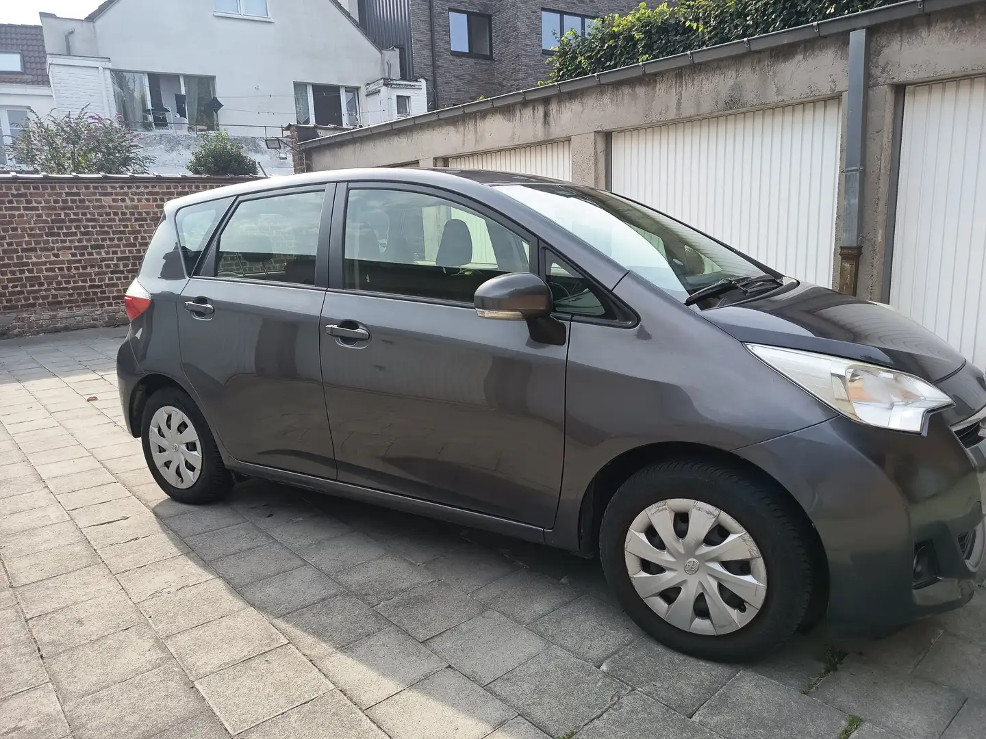 Toyota Verso-S Verso S 1.33 VVT-i Comfort+ Climatisation* GPS Grijs - 1