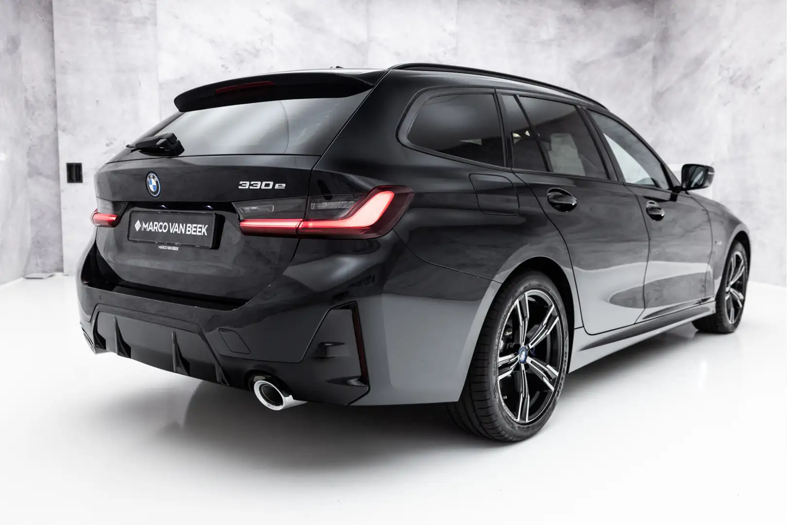 BMW 330 3-serie Touring 330e M-Sport | M-Stoel | Pano | H& Zwart - 2