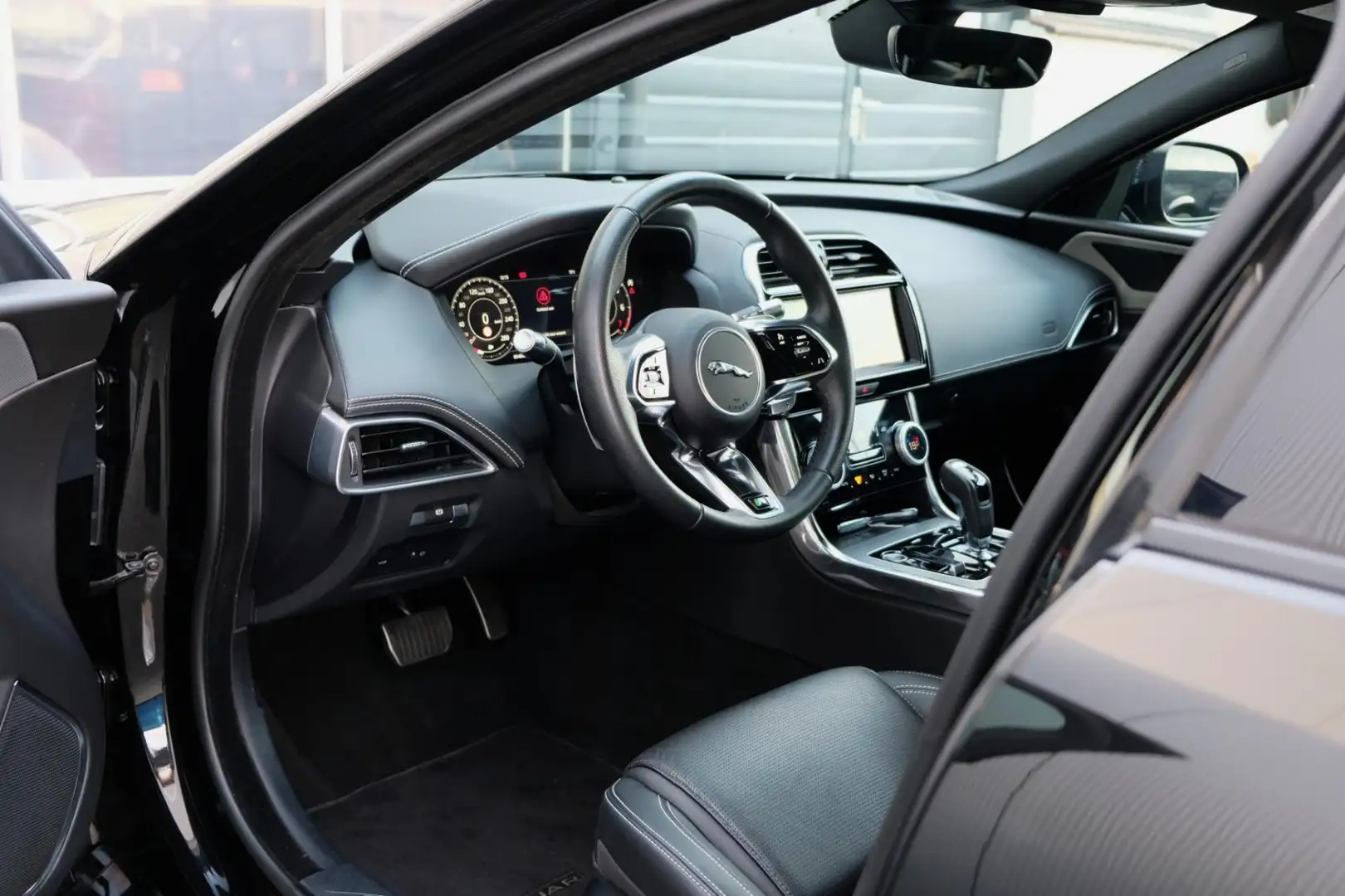 Jaguar XE 2.0 P250 R-Dynamic SE *54.925km* |Blackpack| Leder Schwarz - 2