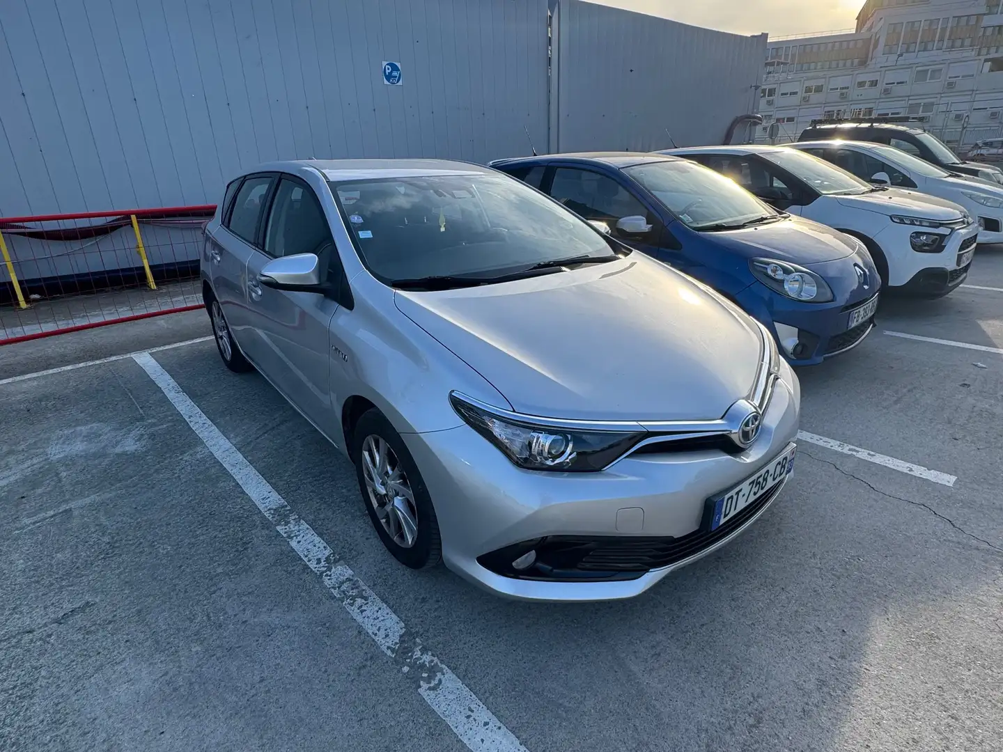 Toyota Auris Auris Hybride 136h Dynamic Business Argent - 1