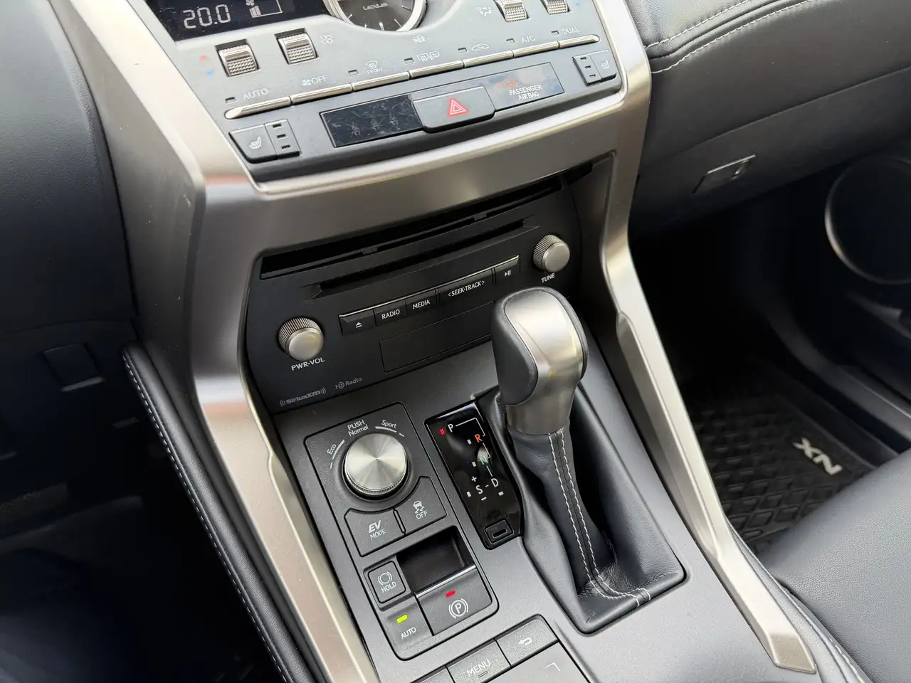 Lexus NX снимка Lexus NX