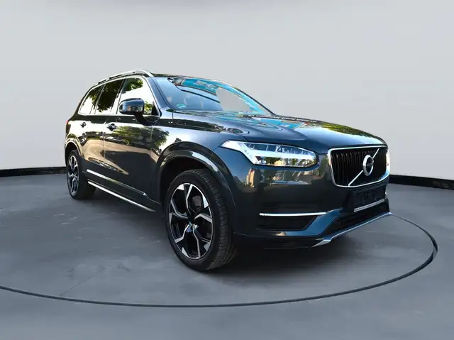 Volvo XC90 view 3