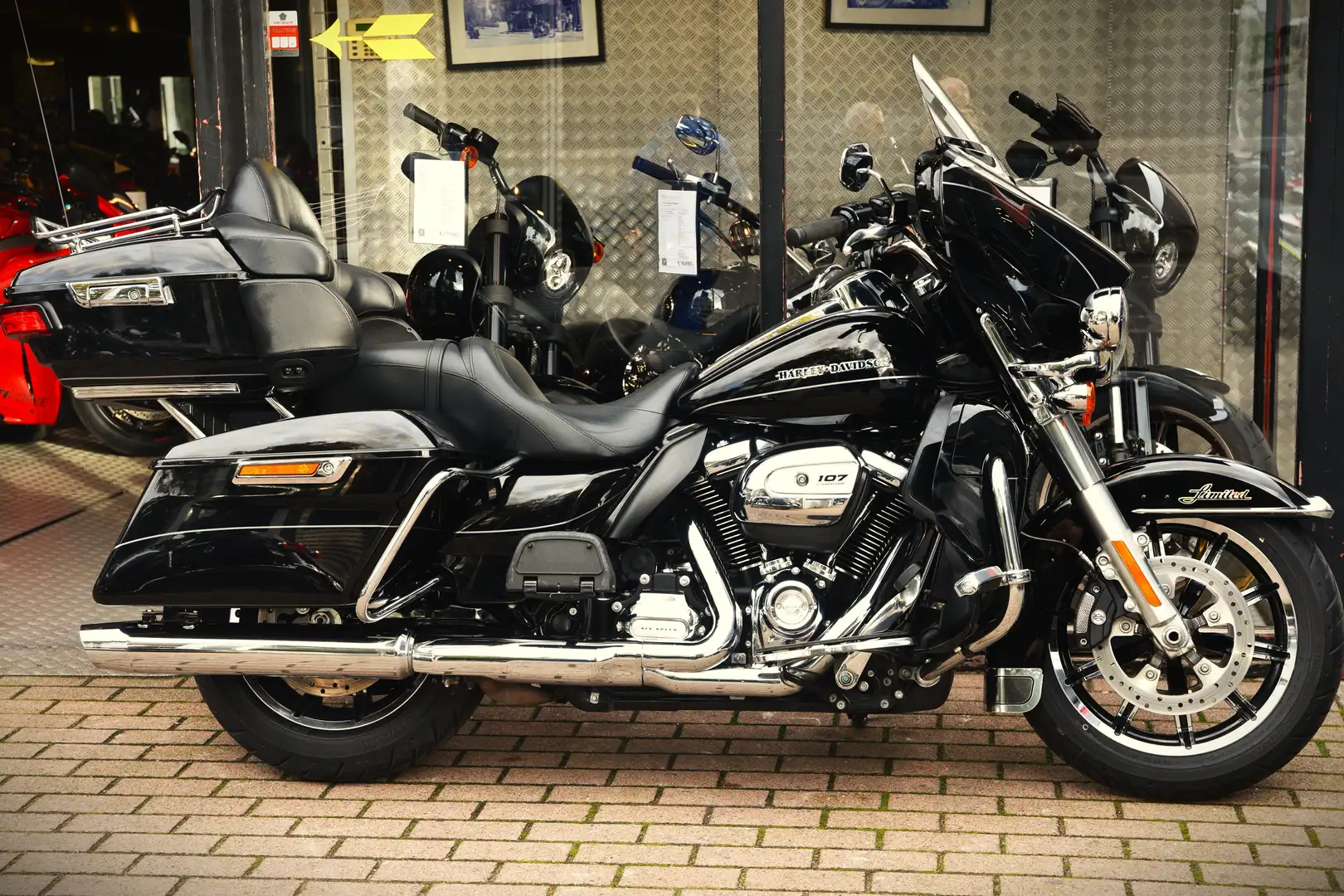 Harley-Davidson Ultra Limited 107 (TVAC) ***MOTO VERTE*** Zwart - 2