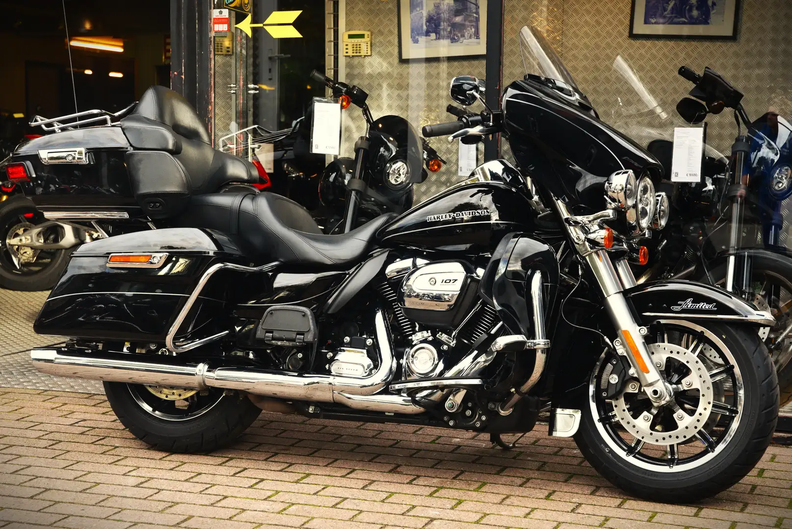 Harley-Davidson Ultra Limited 107 (TVAC) ***MOTO VERTE*** Zwart - 1