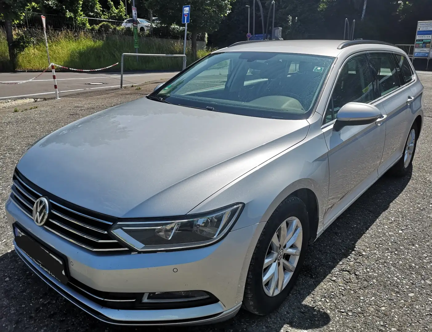 Volkswagen Passat 2.0 TDI (BlueMotion Technology) Trendline Silber - 1