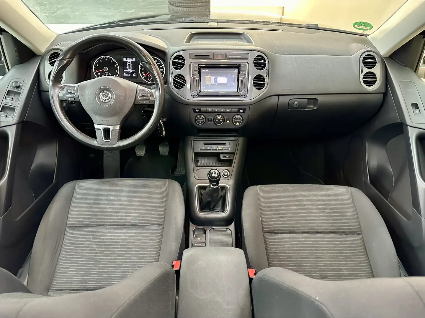 Volkswagen Tiguan 1.4 TSI, 126Pk, 2016, Panoramadak, Navigatie, 4sei Zwart - 2