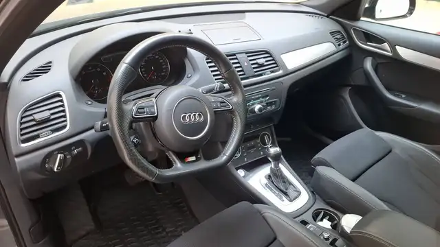 Audi Q3 view 8