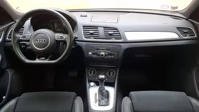 Audi Q3 view 11