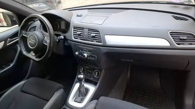 Audi Q3 view 10
