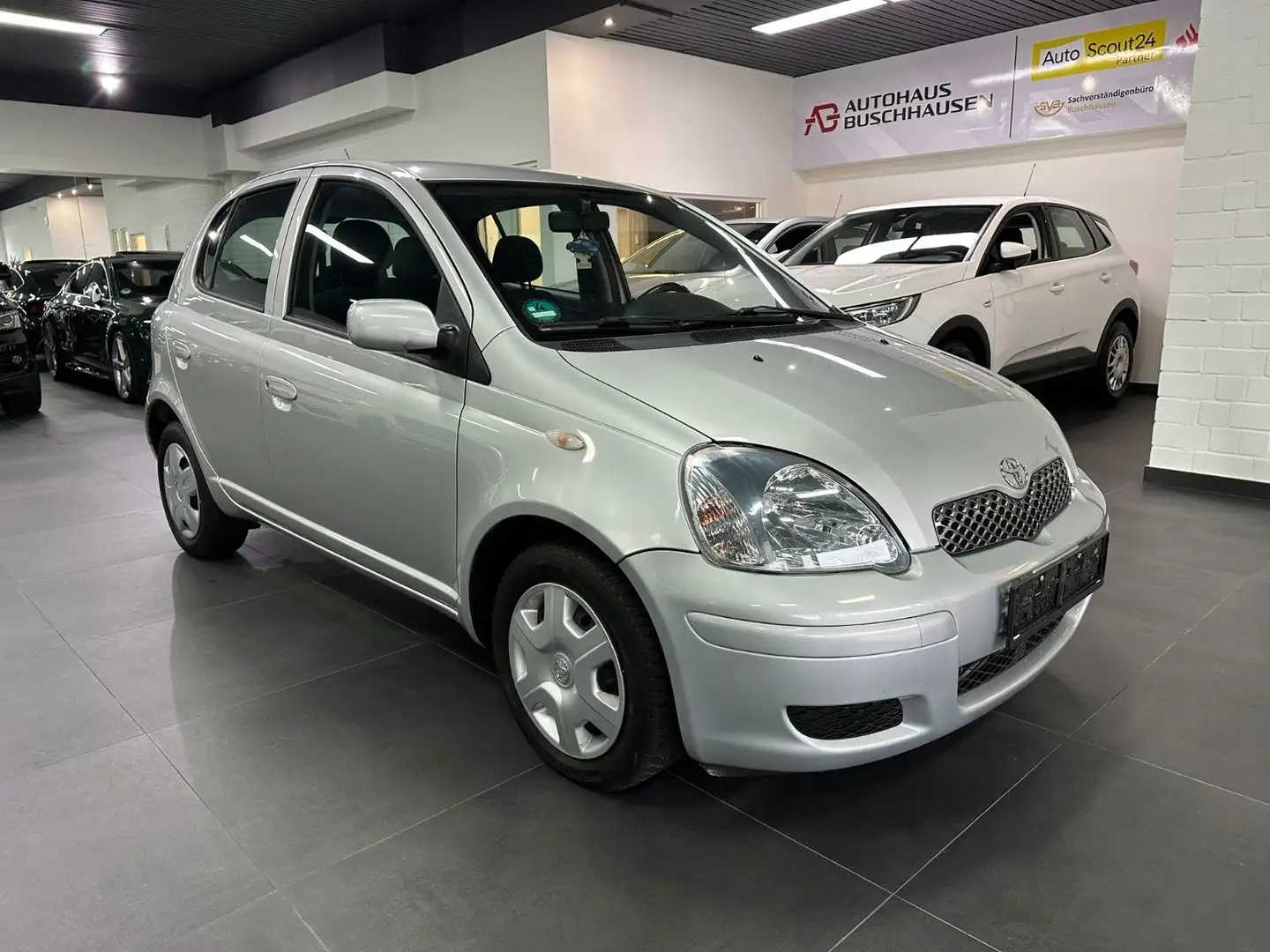 Toyota Yaris 1.3 Sol*Klima* 4-5 Türig*TÜV+Insp. Silber - 2