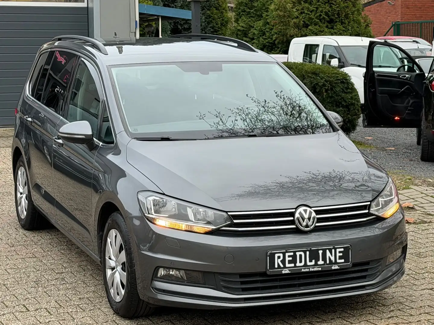 Volkswagen Touran /// 1 Hand /// 7 Sitze /// Neuwertig /// Gris - 2