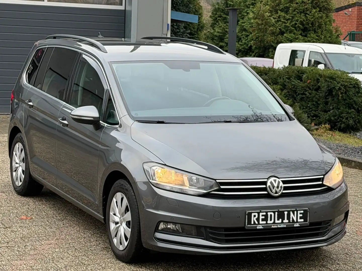 Volkswagen Touran /// 1 Hand /// 7 Sitze /// Neuwertig /// Grau - 2