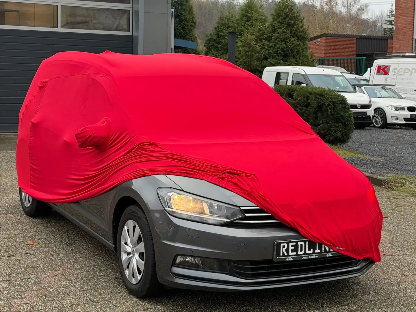 Volkswagen Touran /// 1 Hand /// 7 Sitze /// Neuwertig /// Grau - 1