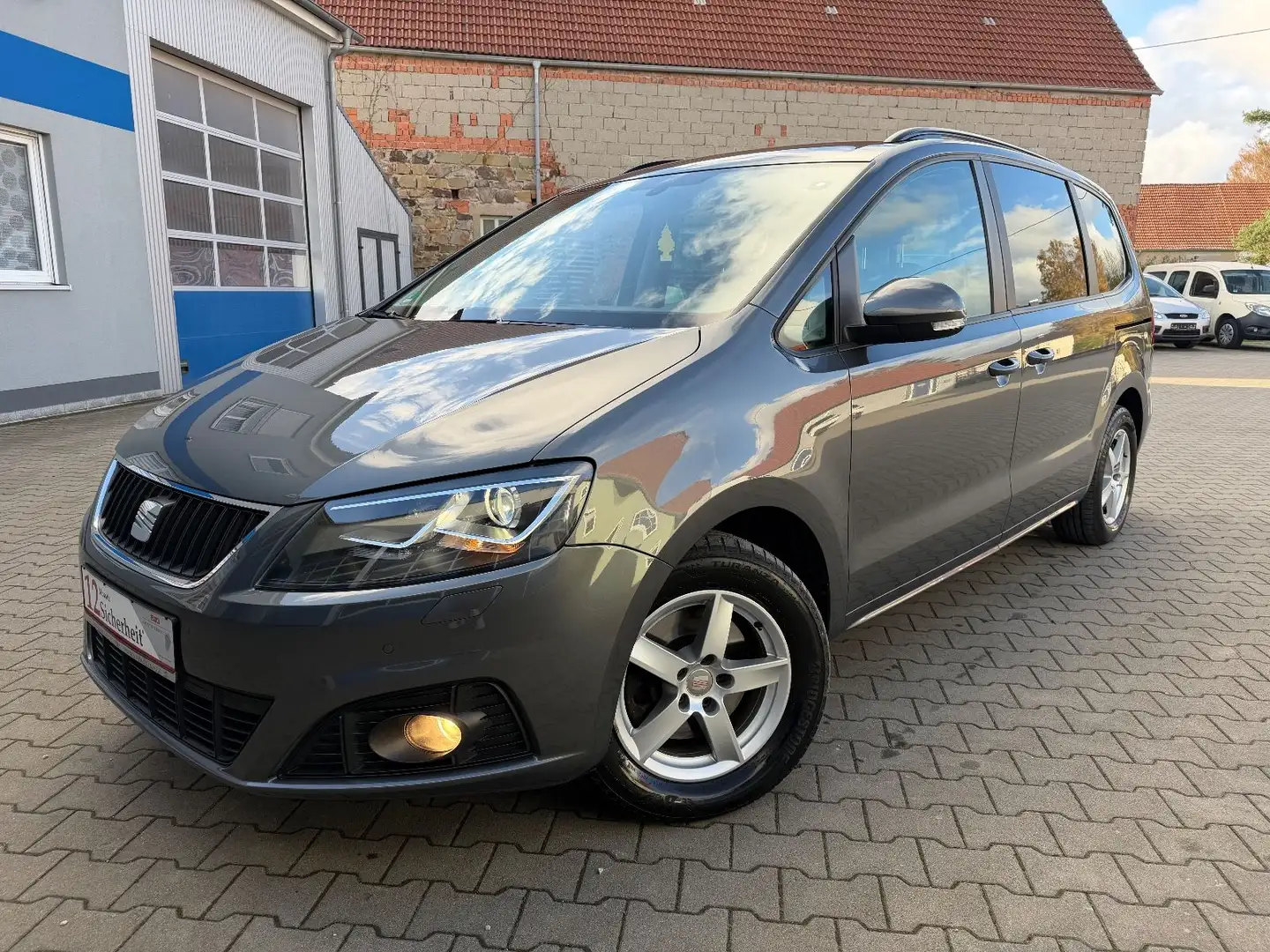 SEAT Alhambra 2.0 TDI 1.Hand 7Sitzer Xenon Leder Navi Grau - 1