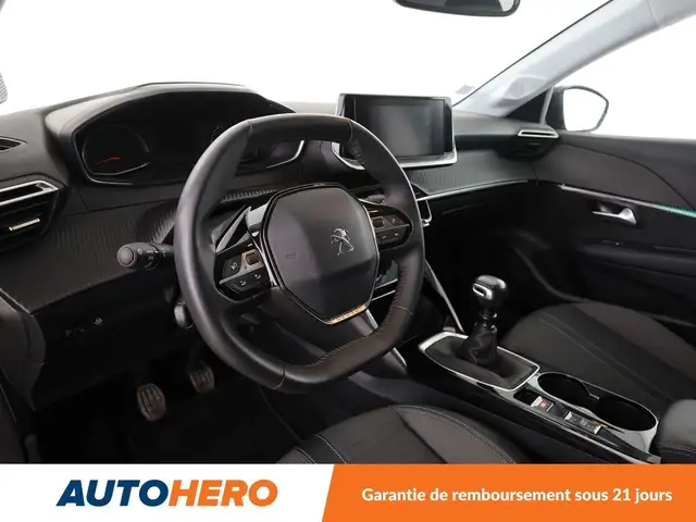Peugeot 208 view 11