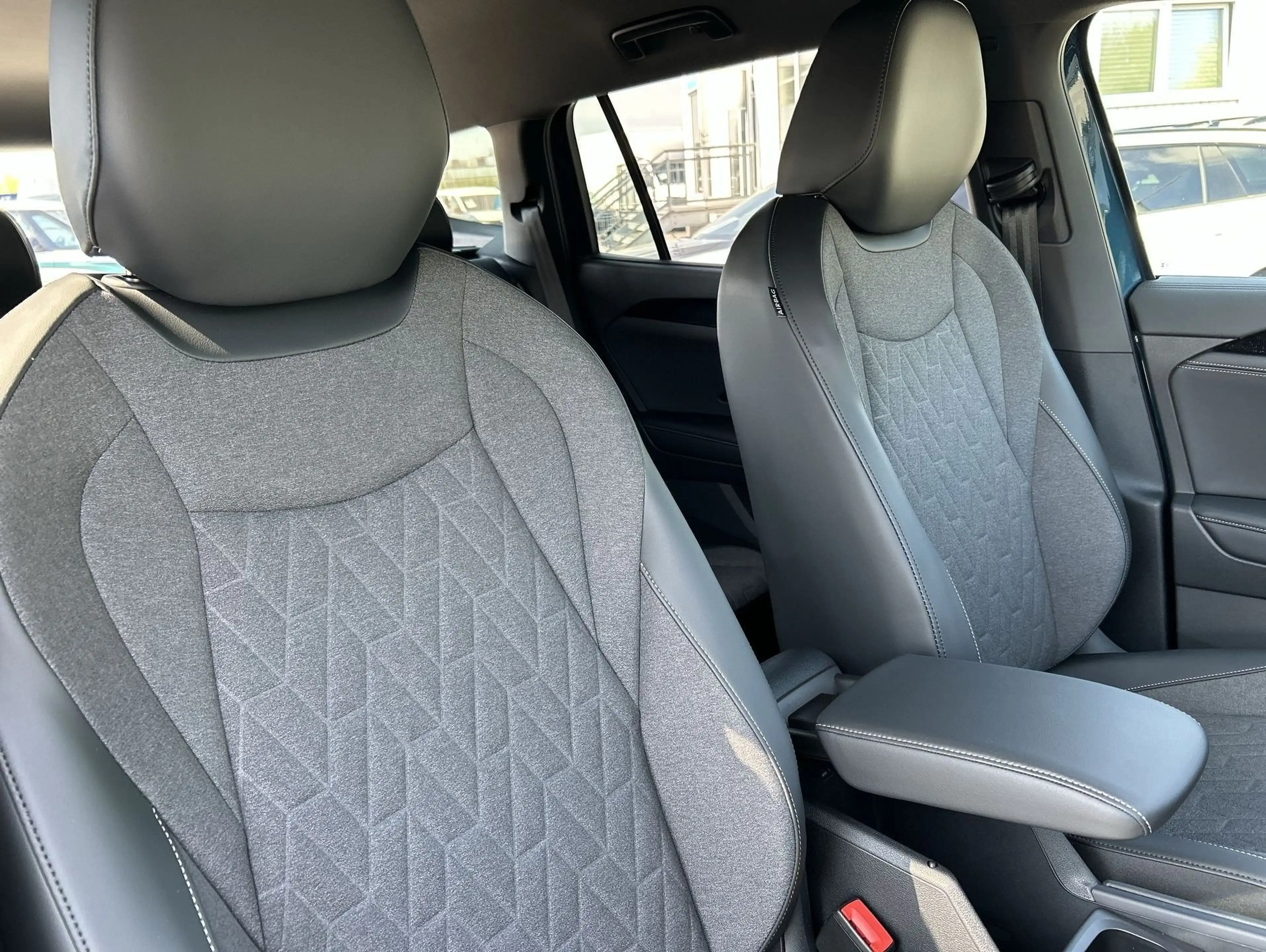 Volkswagen Tayron Life 1.5 l eHybrid 85 kW (115 PS) AHK WInterPaket — photo 12