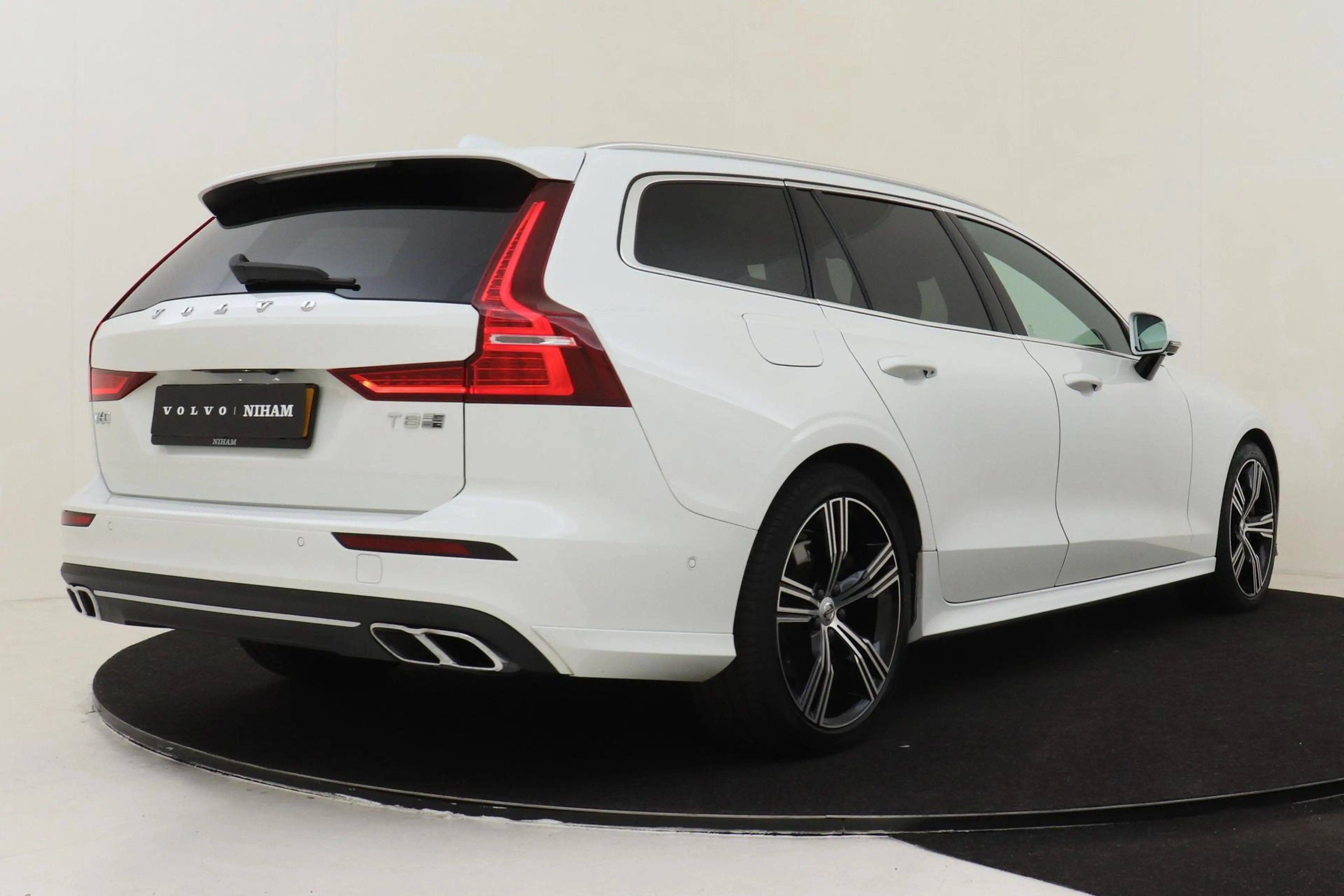 Volvo V60 T8 TWIN ENGINE AWD INSCRIPTION *VOL!* -PANO.DAK|HA — photo 3