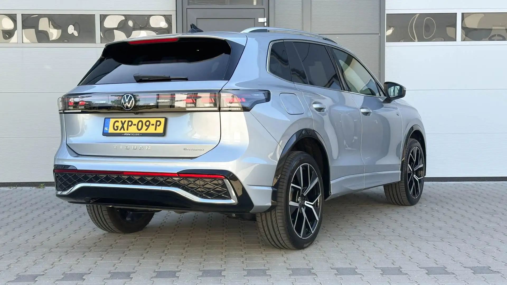 Volkswagen Tiguan 1.5 204pk eHybrid R-Line Business | Panoramadak | Grijs - 2