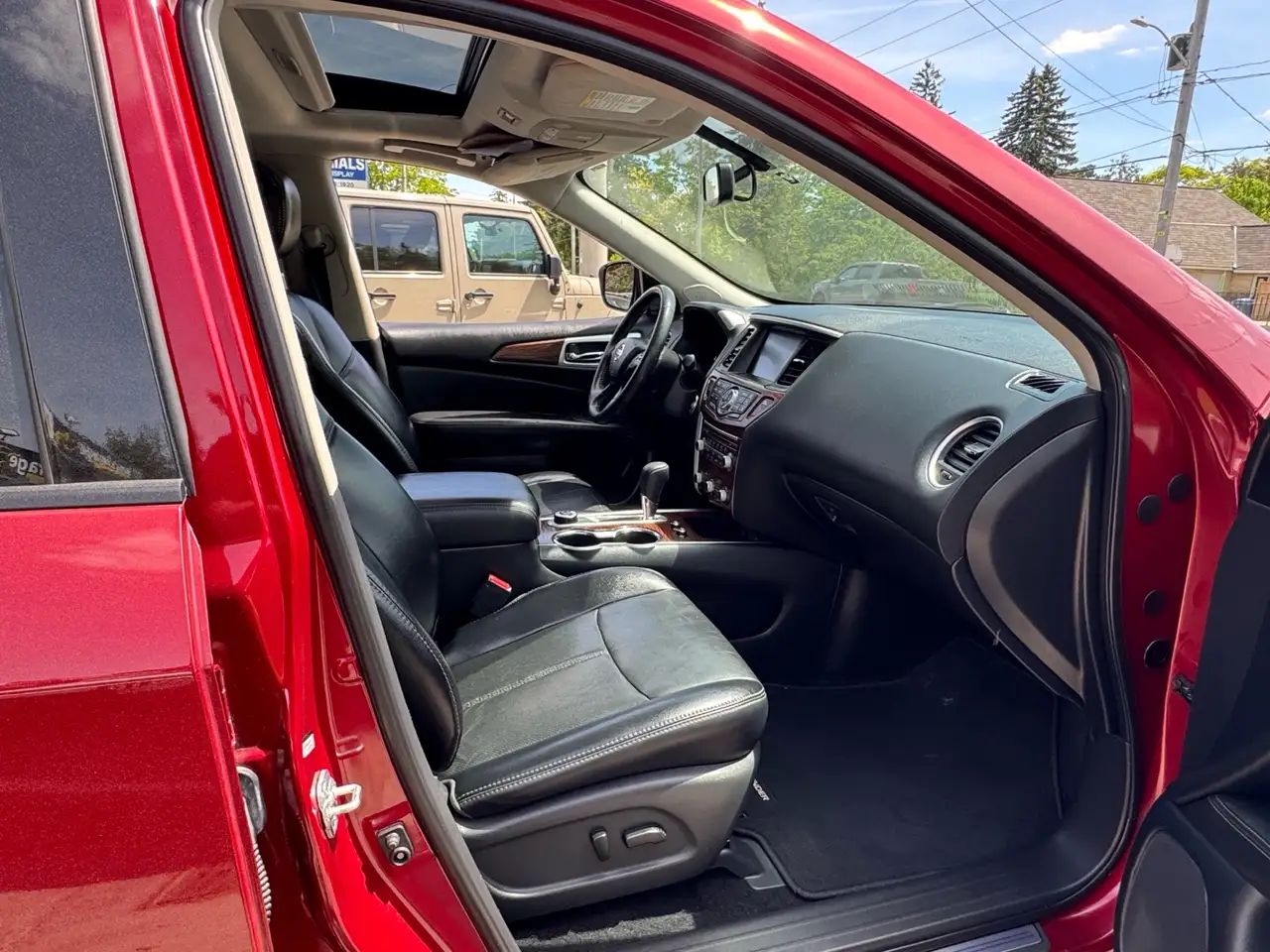 Nissan Pathfinder снимка Nissan Pathfinder