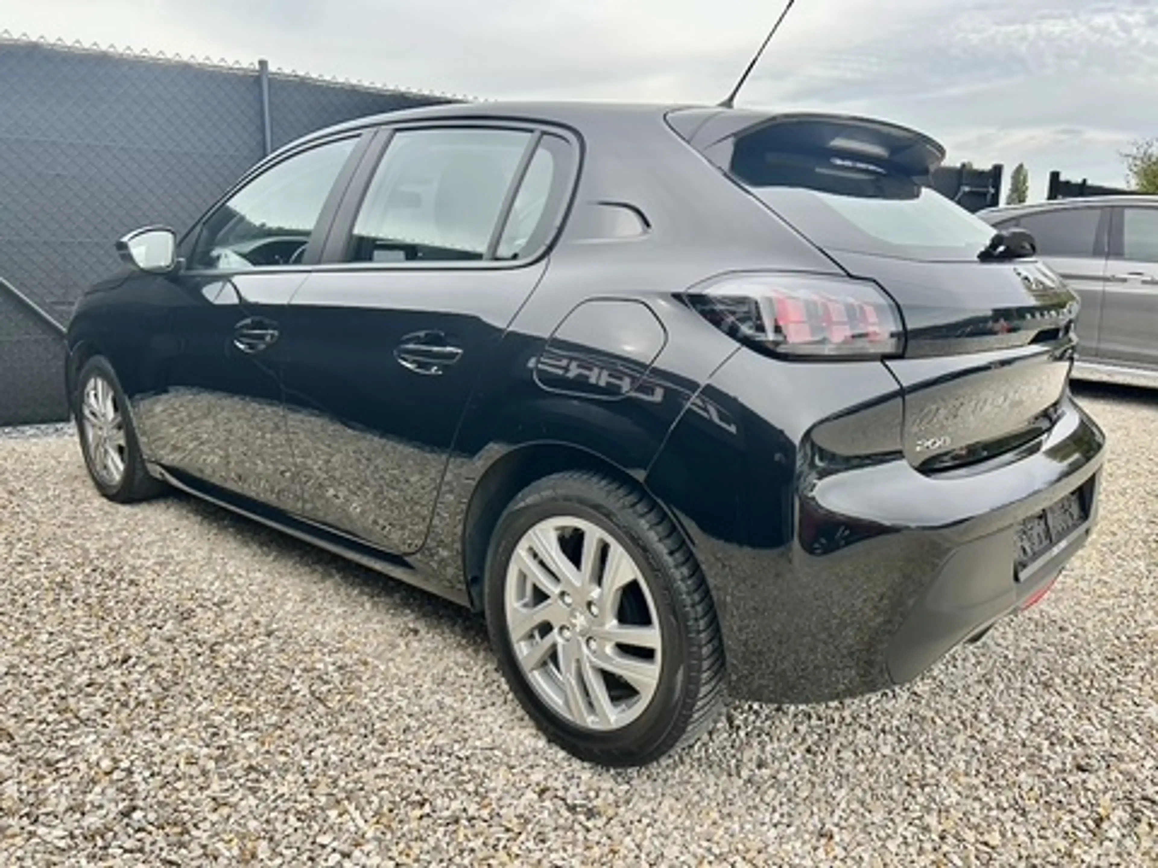 Peugeot 208 1.2i*1er PROP*GPS*CAR-PLAY*PDC*LED*AIRCO AUTO* — photo 10