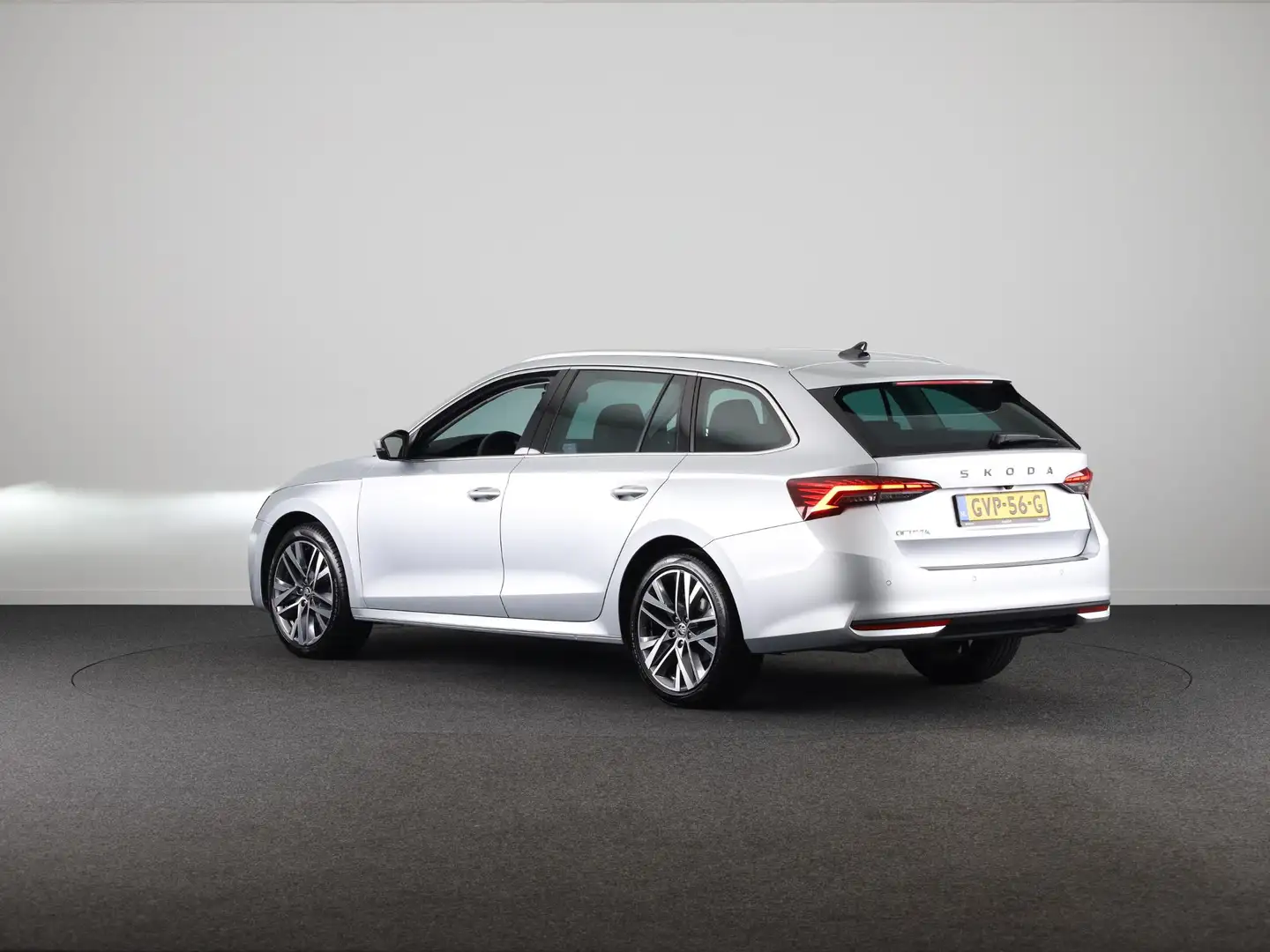 Skoda Octavia Combi 1.5 TSI MHEV Business Edition Plus 115 pk Au Grigio - 2
