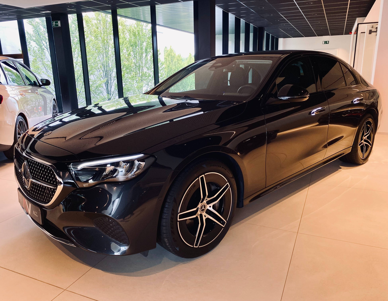 Mercedes-Benz E 300 e 9G Plug-in AVANTGARDE & NIGHT 19"AMG/Distronic/Dodehoek/Ambiente/Trekhaak