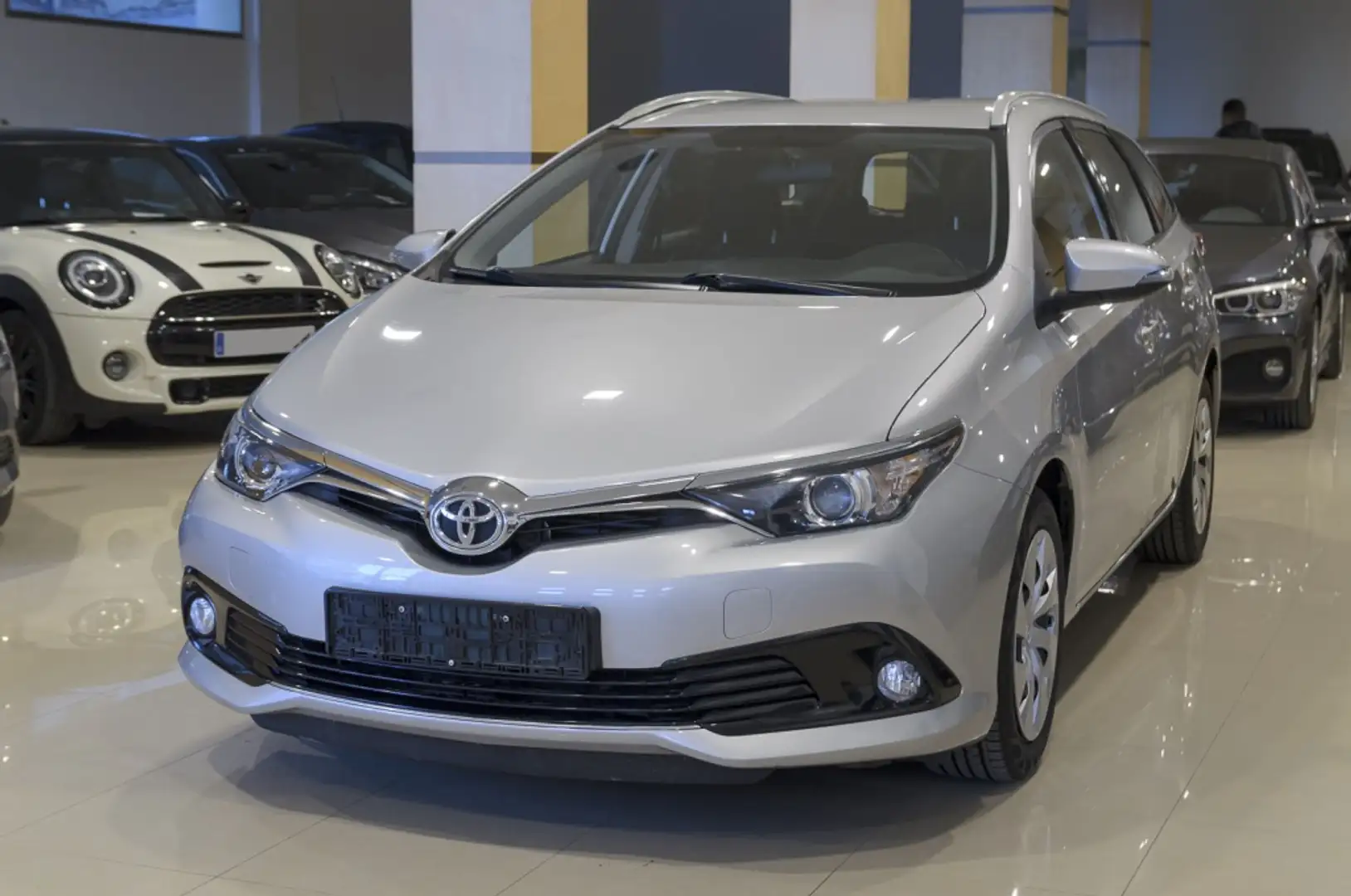 Toyota Auris Touring Sports 115D Active Gris - 2