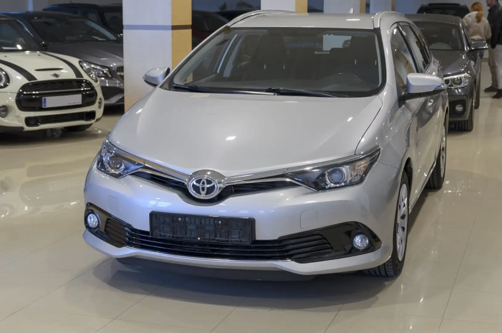 Toyota Auris Touring Sports 115D Active Gris - 1