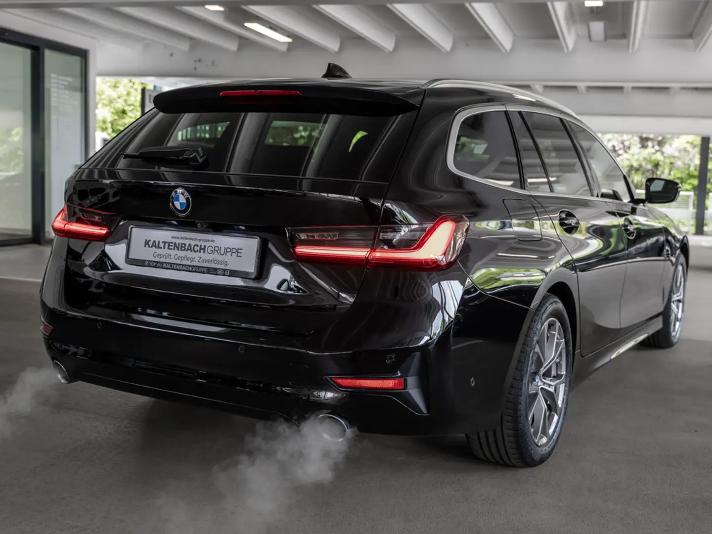 BMW 318 iATouring Sport Line Leder LED ACC NAVI Schwarz - 2