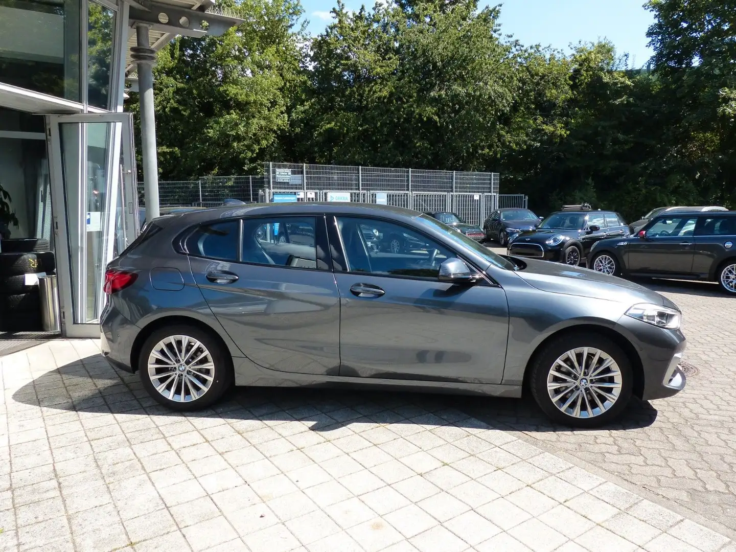 BMW 118 i Aut., Gestikst, Driving-Ass., Business-Prof Grau - 2