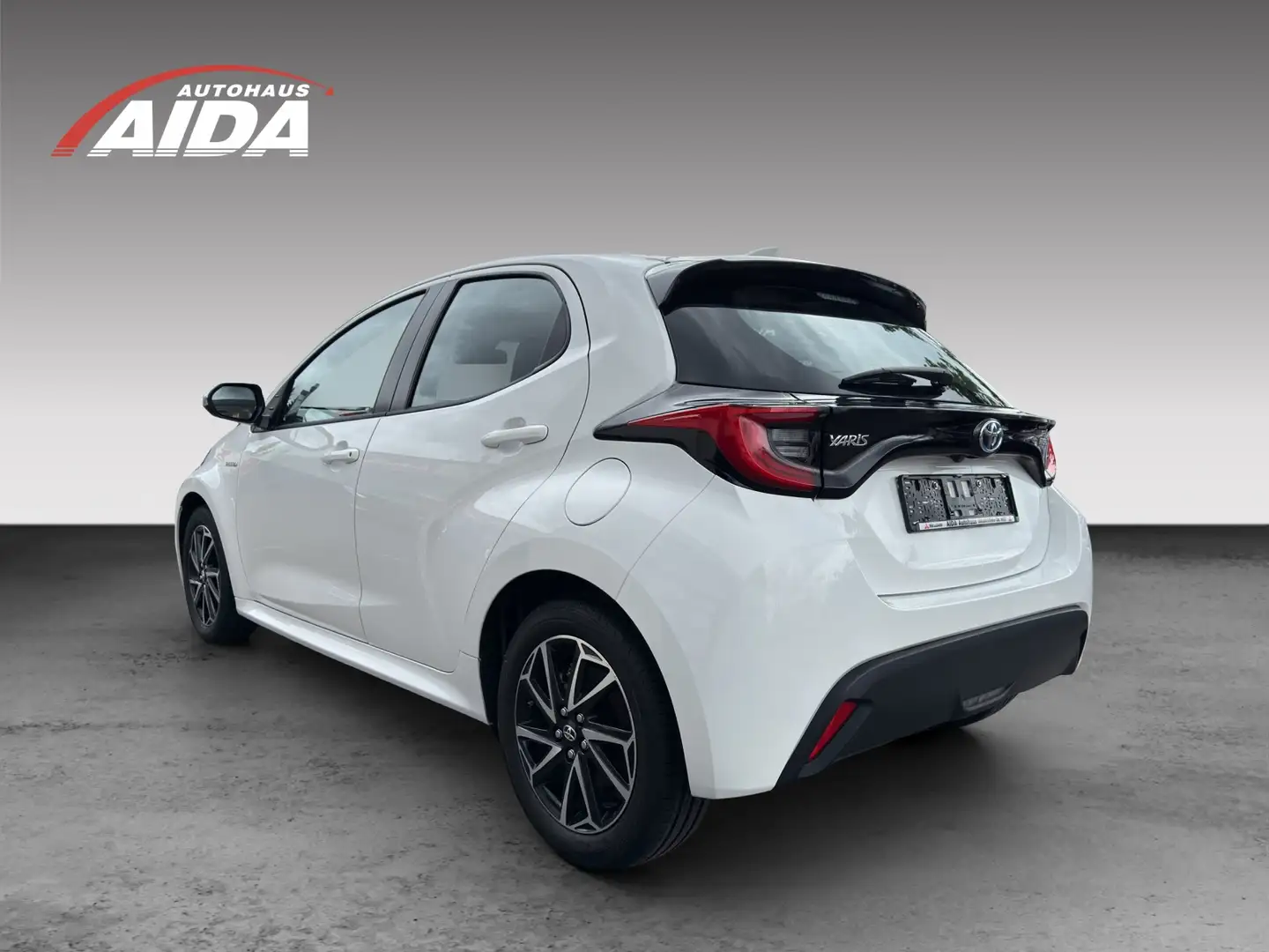 Toyota Yaris Hybrid 1.5 Dual VVT-iE  CLUB Wit - 2