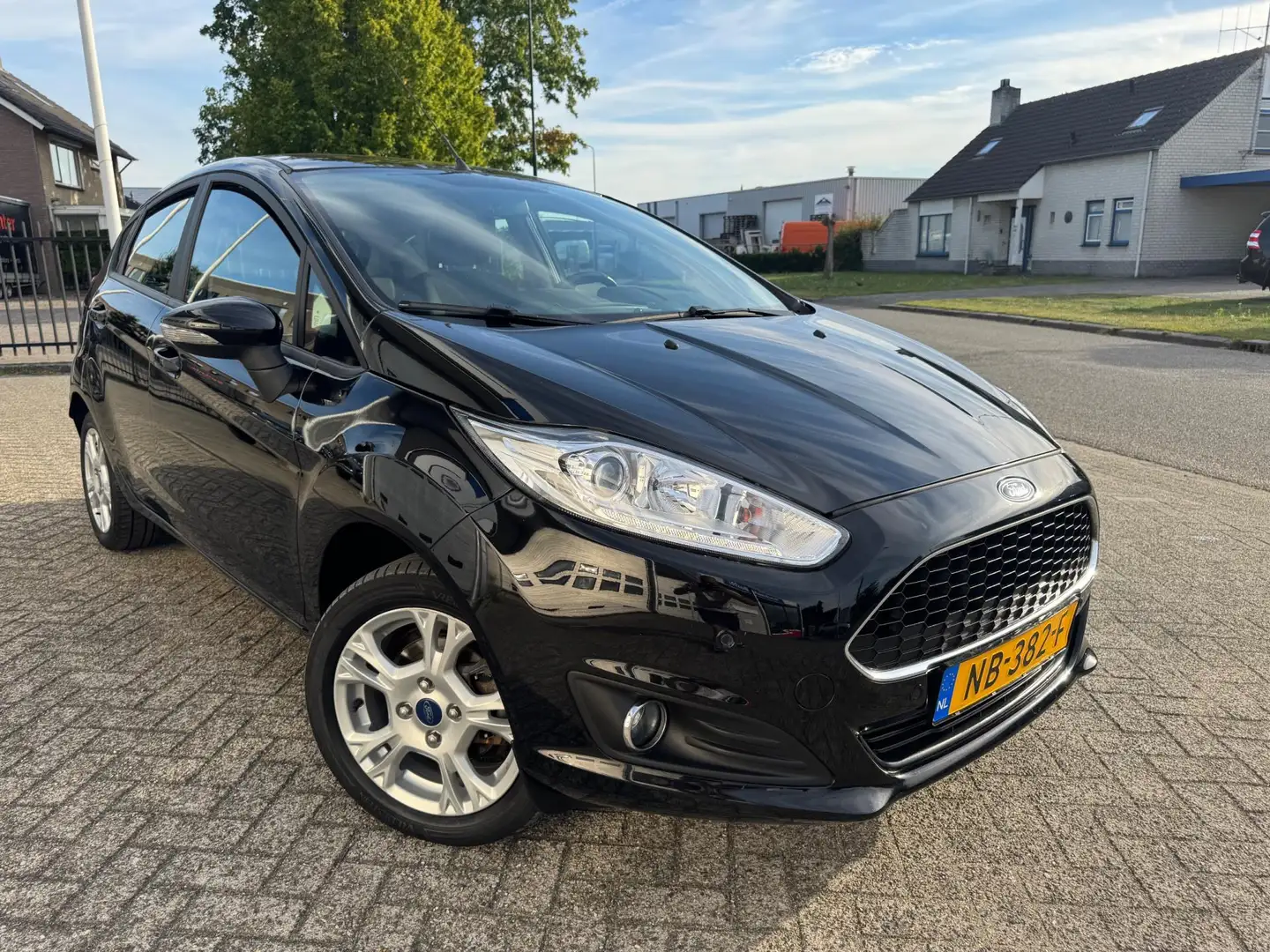 Ford Fiesta 1.0 Style Ultimate Airco, Cruise, PDC Zwart - 2