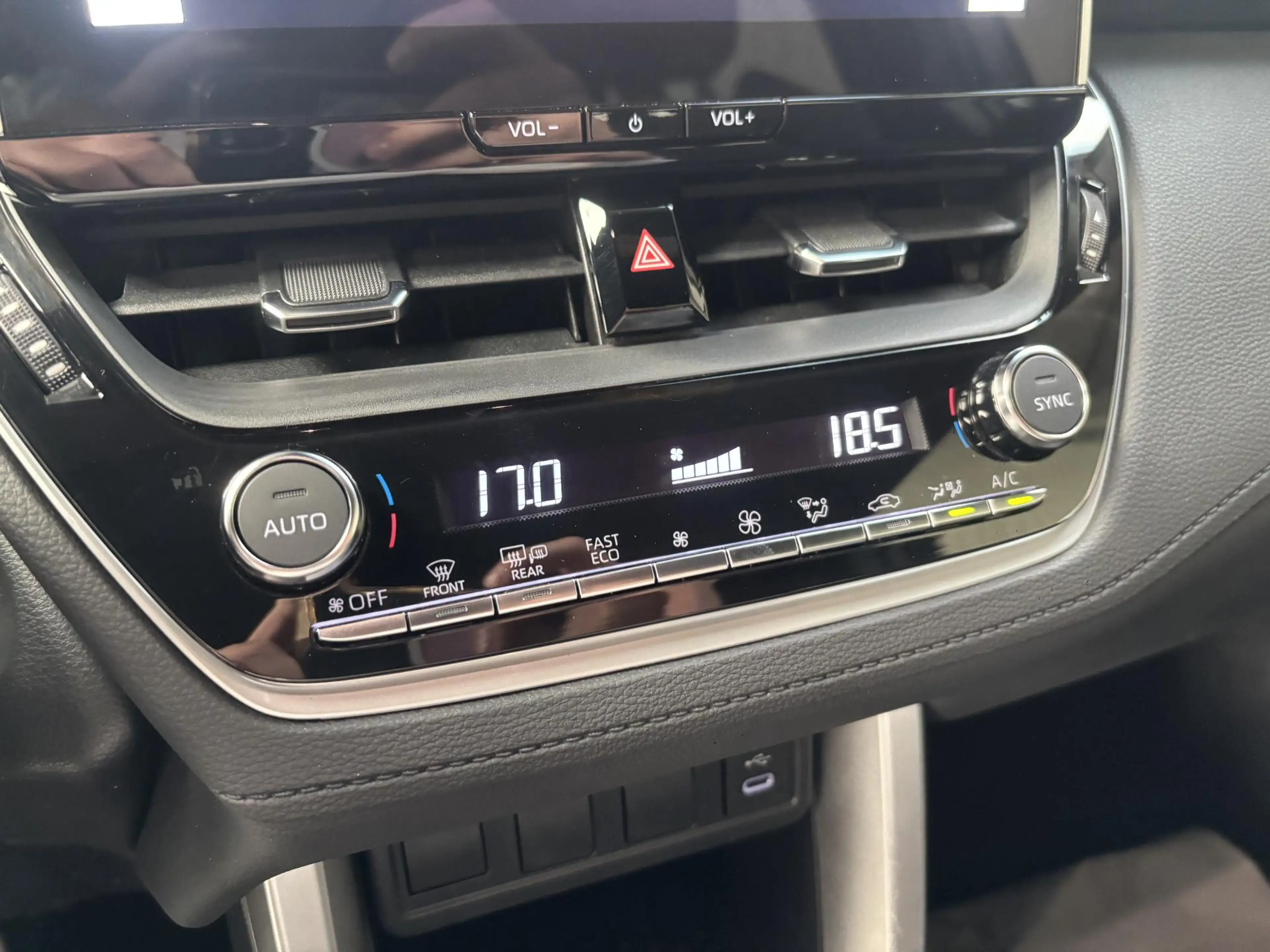 Toyota Corolla Cross Hybrid 140 Active — photo 14