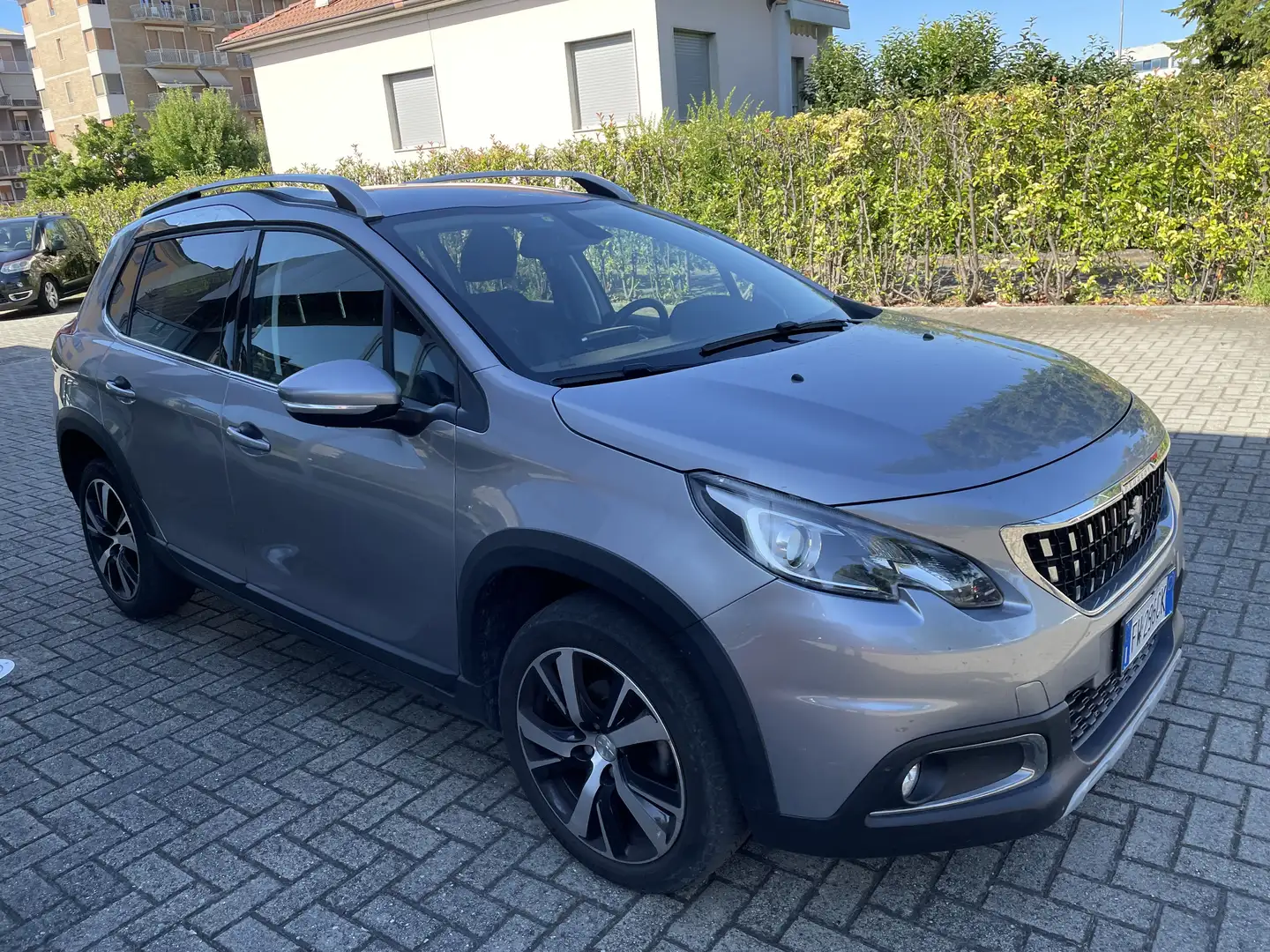 Peugeot 2008 1.5 bluehdi Allure s Grijs - 1