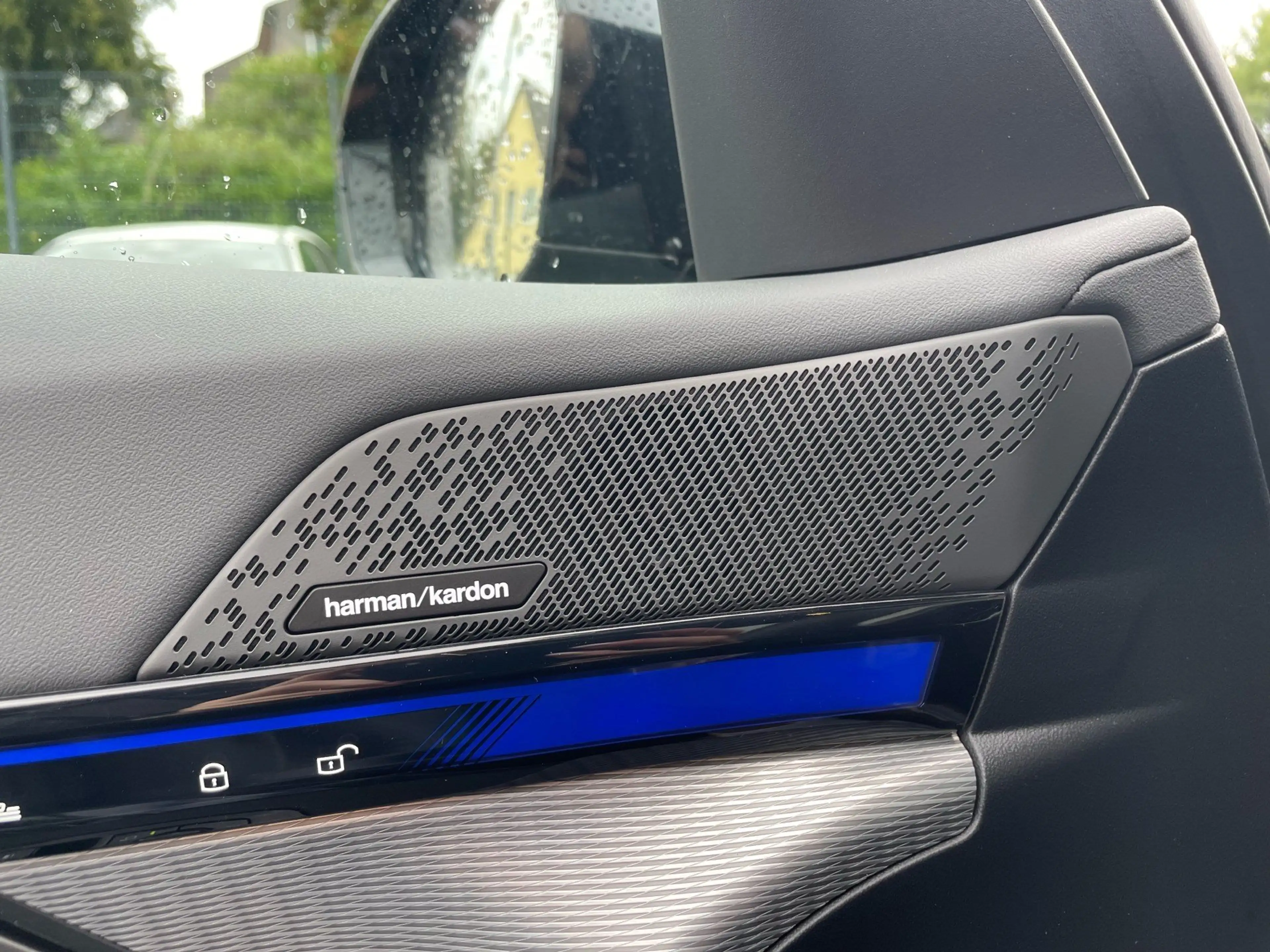 BMW 550 e xDrive Tour M Sport || AHK Pano H&K HUD — photo 9