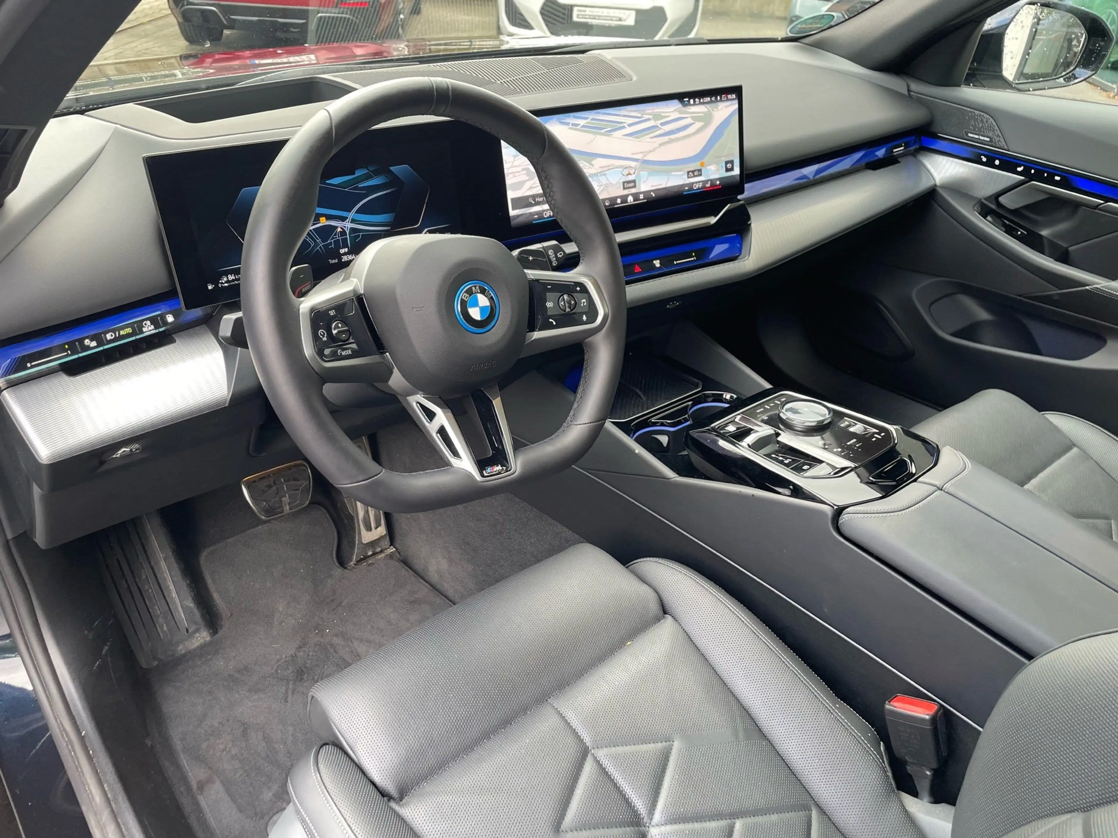 BMW 550 e xDrive Tour M Sport || AHK Pano H&K HUD — photo 4