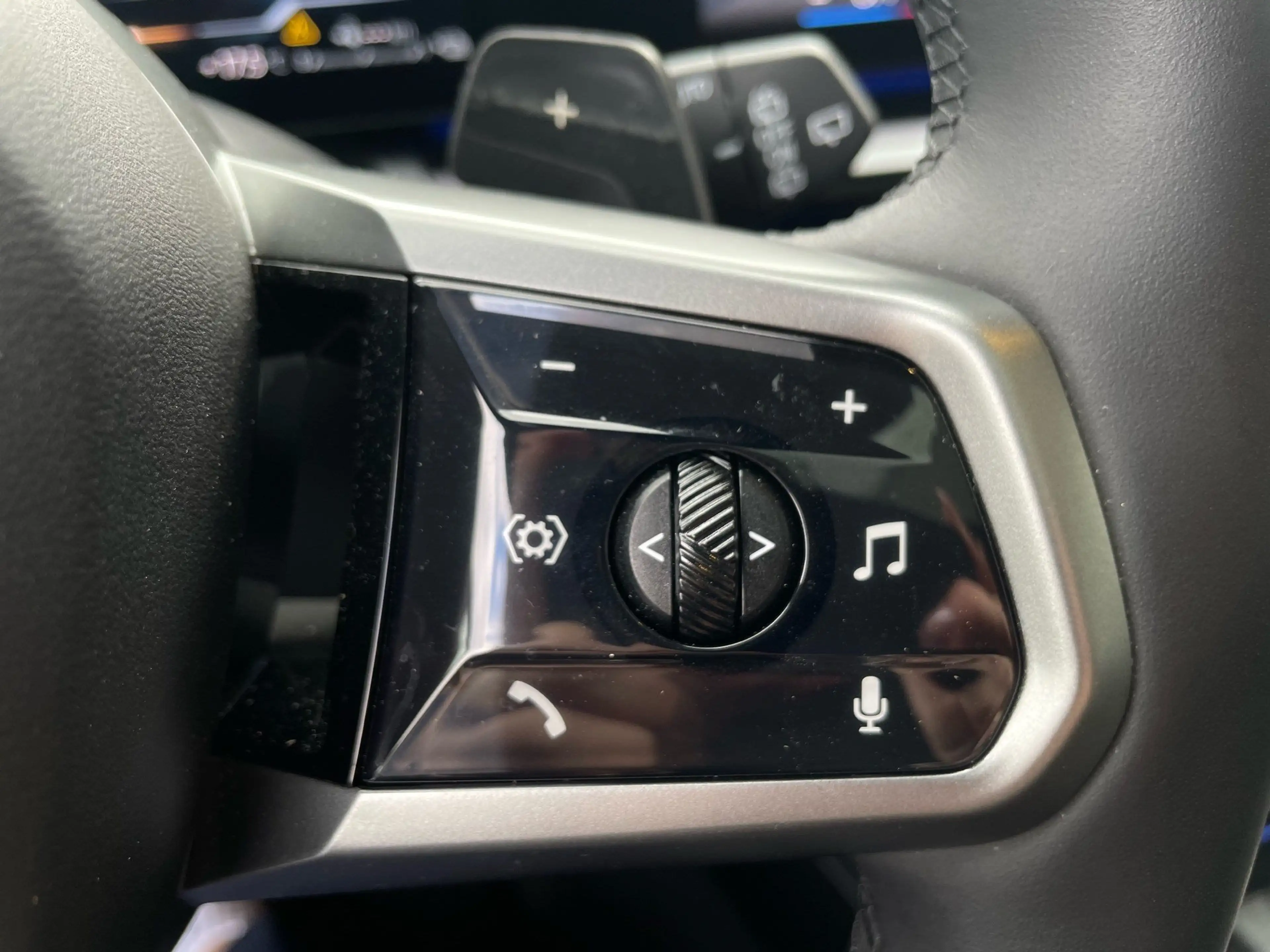 BMW 550 e xDrive Tour M Sport || AHK Pano H&K HUD — photo 15