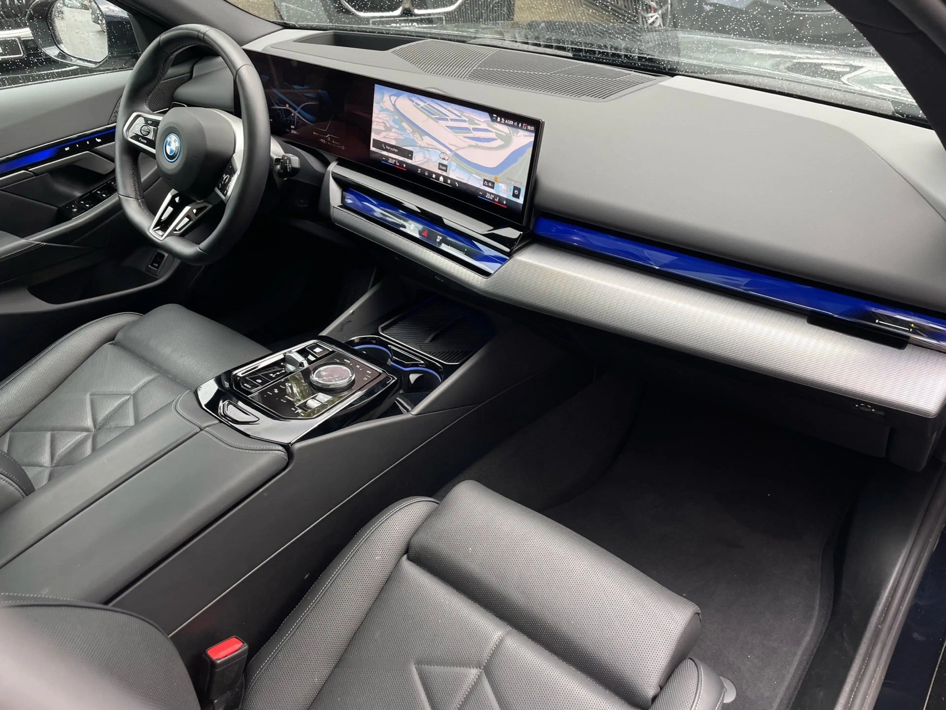 BMW 550 e xDrive Tour M Sport || AHK Pano H&K HUD — photo 5