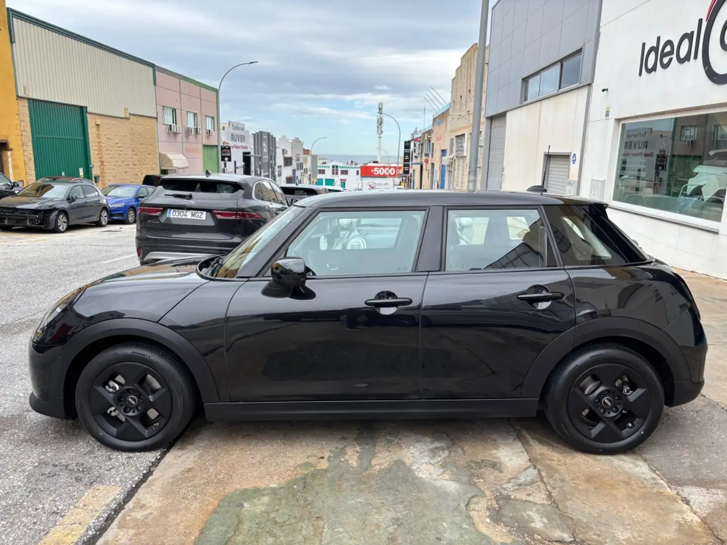 MINI Cooper 5 puertas C Classic Aut. Zwart - 2