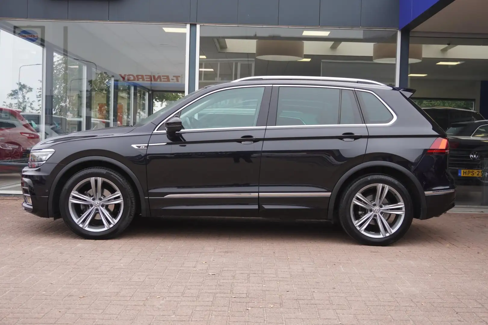 Volkswagen Tiguan 1.5 TSI ACT Highline Rline | Automaat | Panodak | Zwart - 2