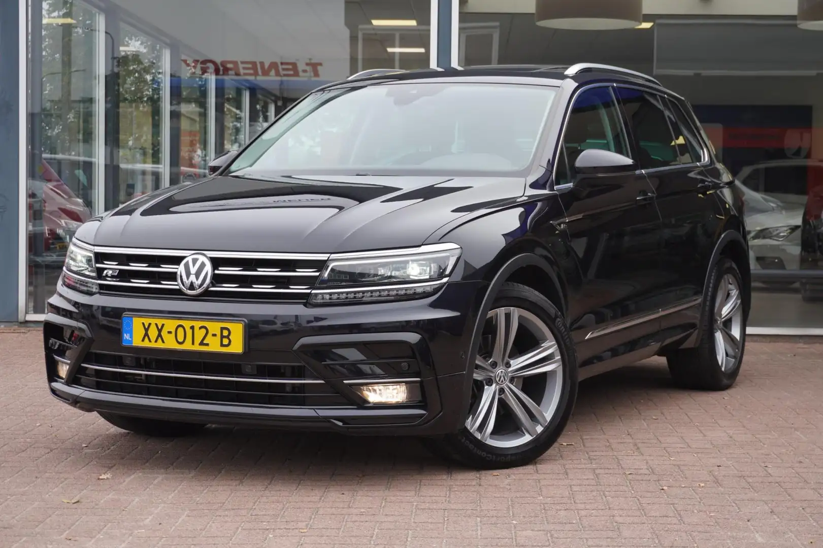 Volkswagen Tiguan 1.5 TSI ACT Highline Rline | Automaat | Panodak | Zwart - 1