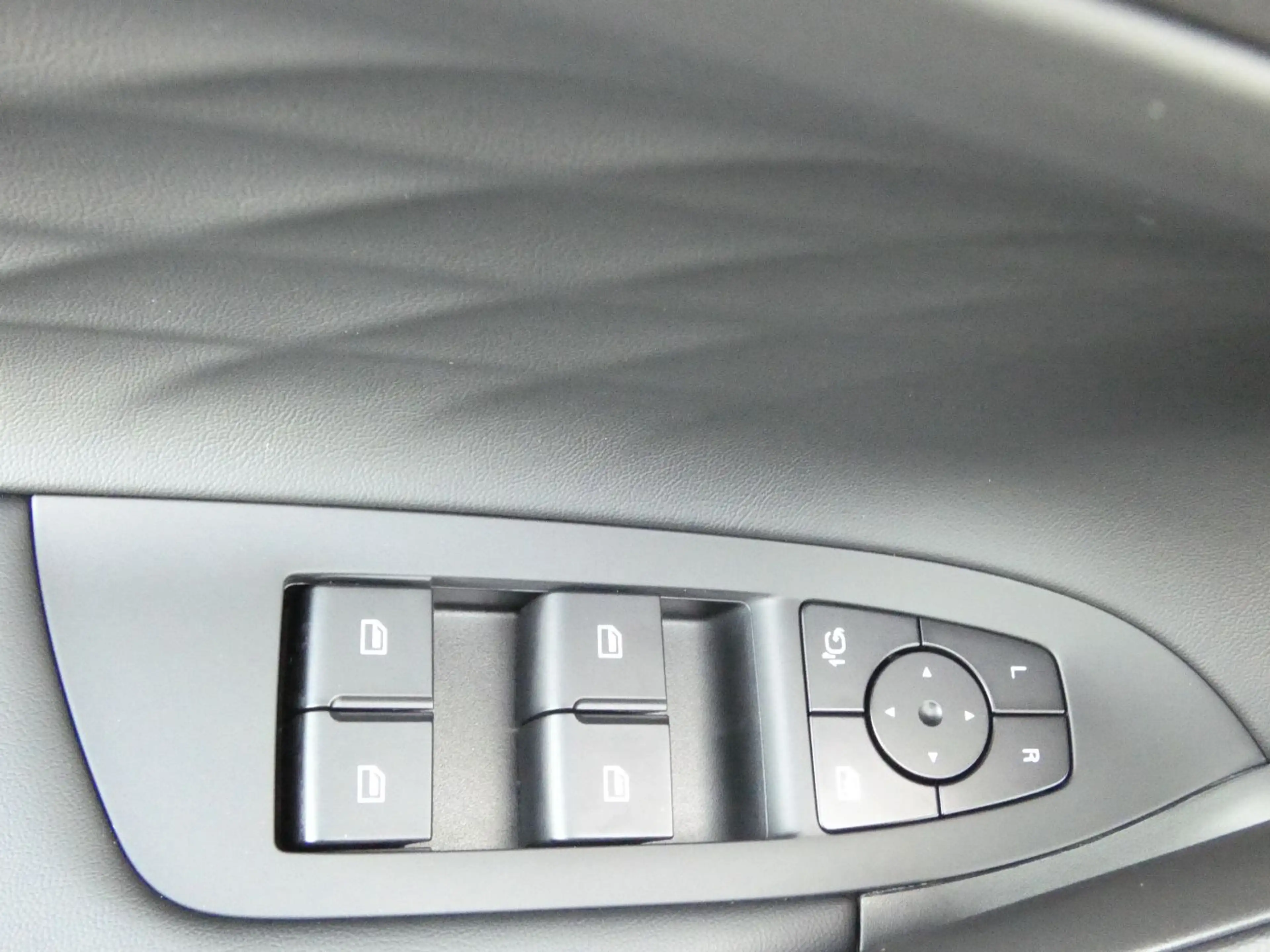 MG HS Hybrid+ Luxury +360+Distr+LED+SHZ+ALU+ — photo 13