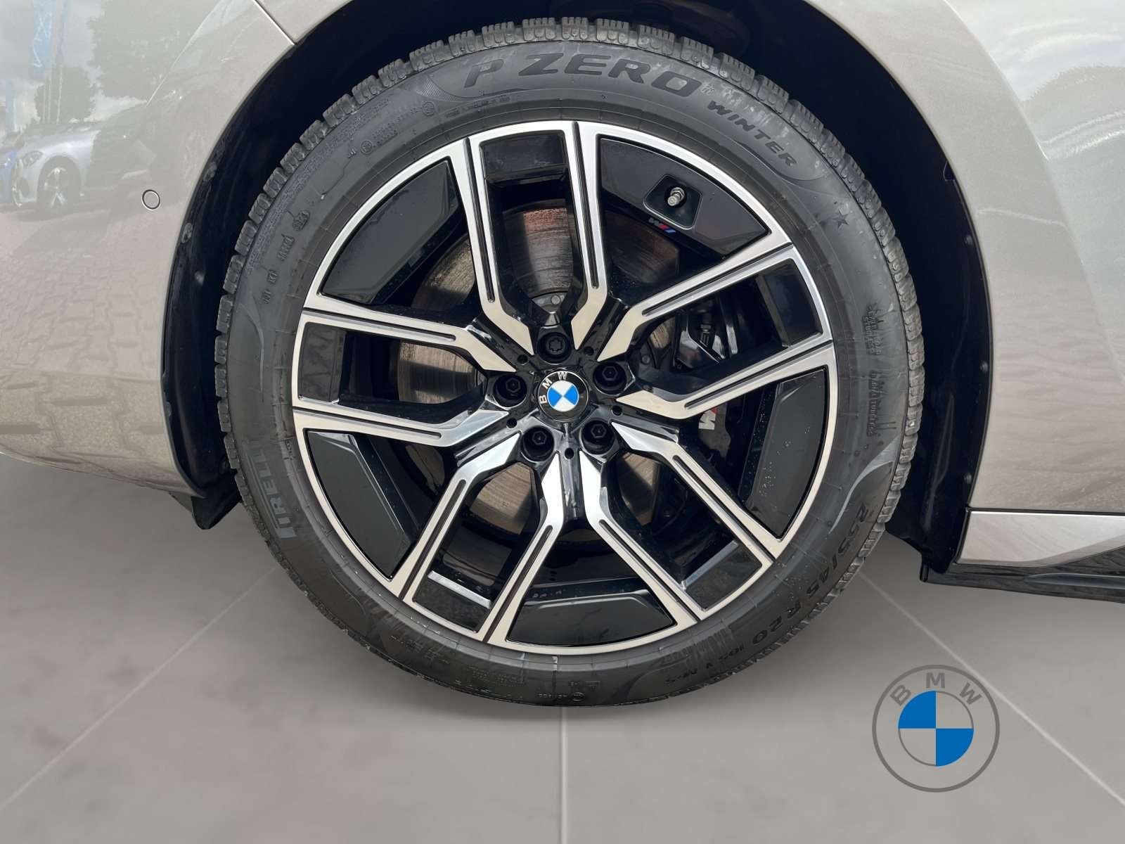 BMW i7