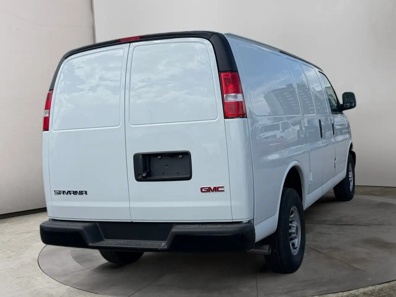 GMC Savana снимка GMC Savana