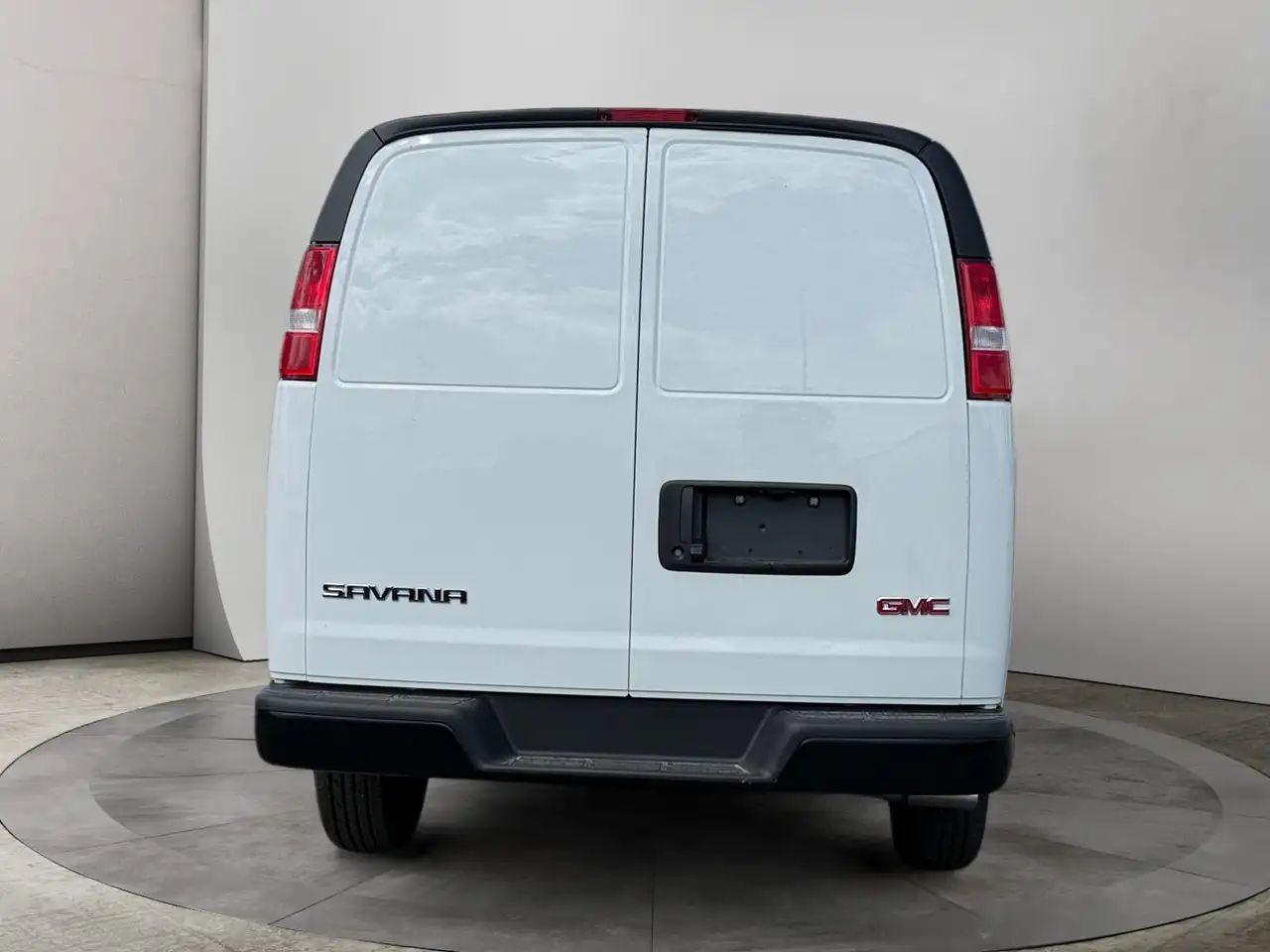 GMC Savana снимка GMC Savana