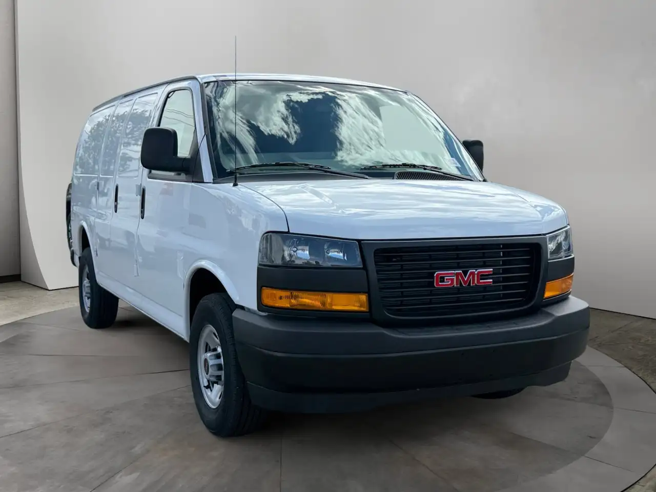 GMC Savana снимка GMC Savana