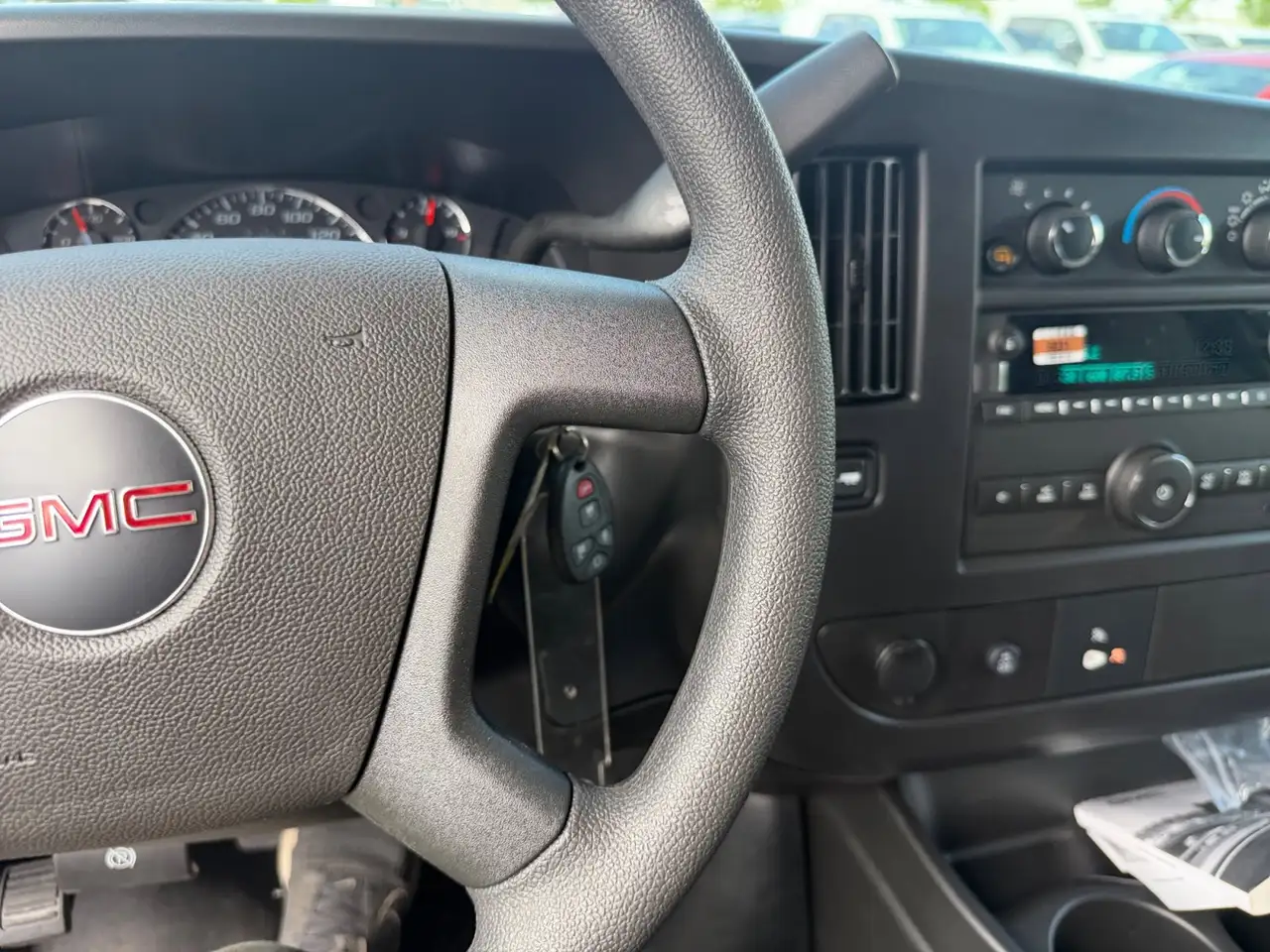 GMC Savana снимка GMC Savana