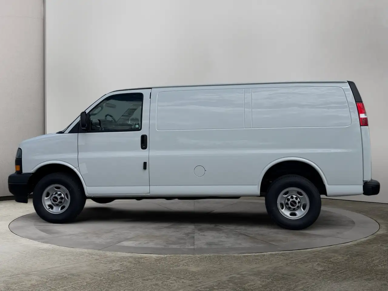 GMC Savana снимка GMC Savana